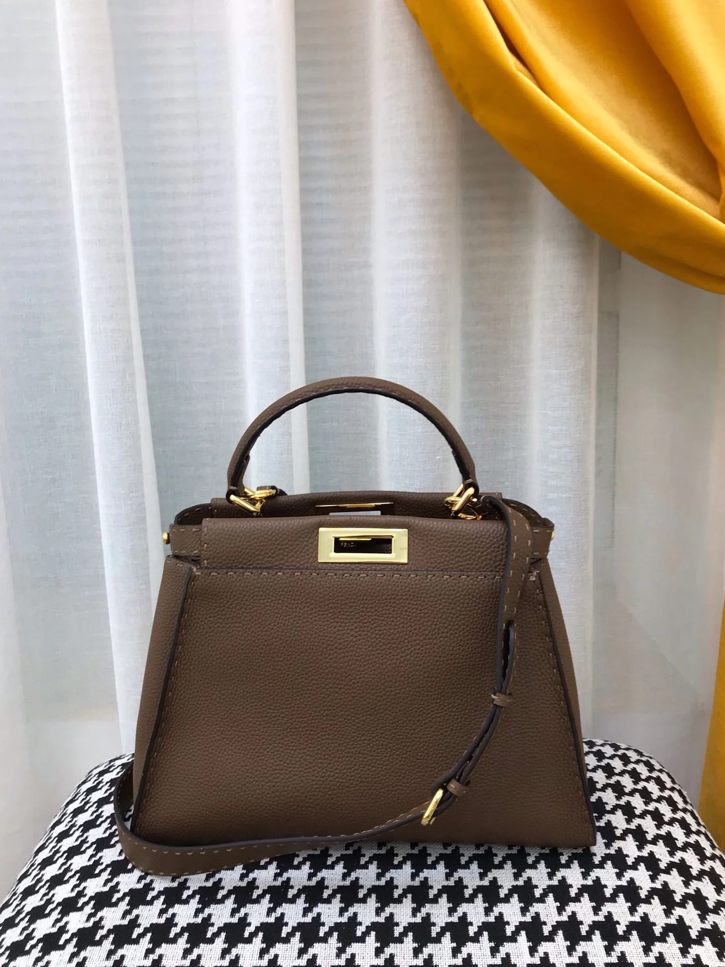 Сумка Fendi Peekaboo среднего размера из коричневой кожи.