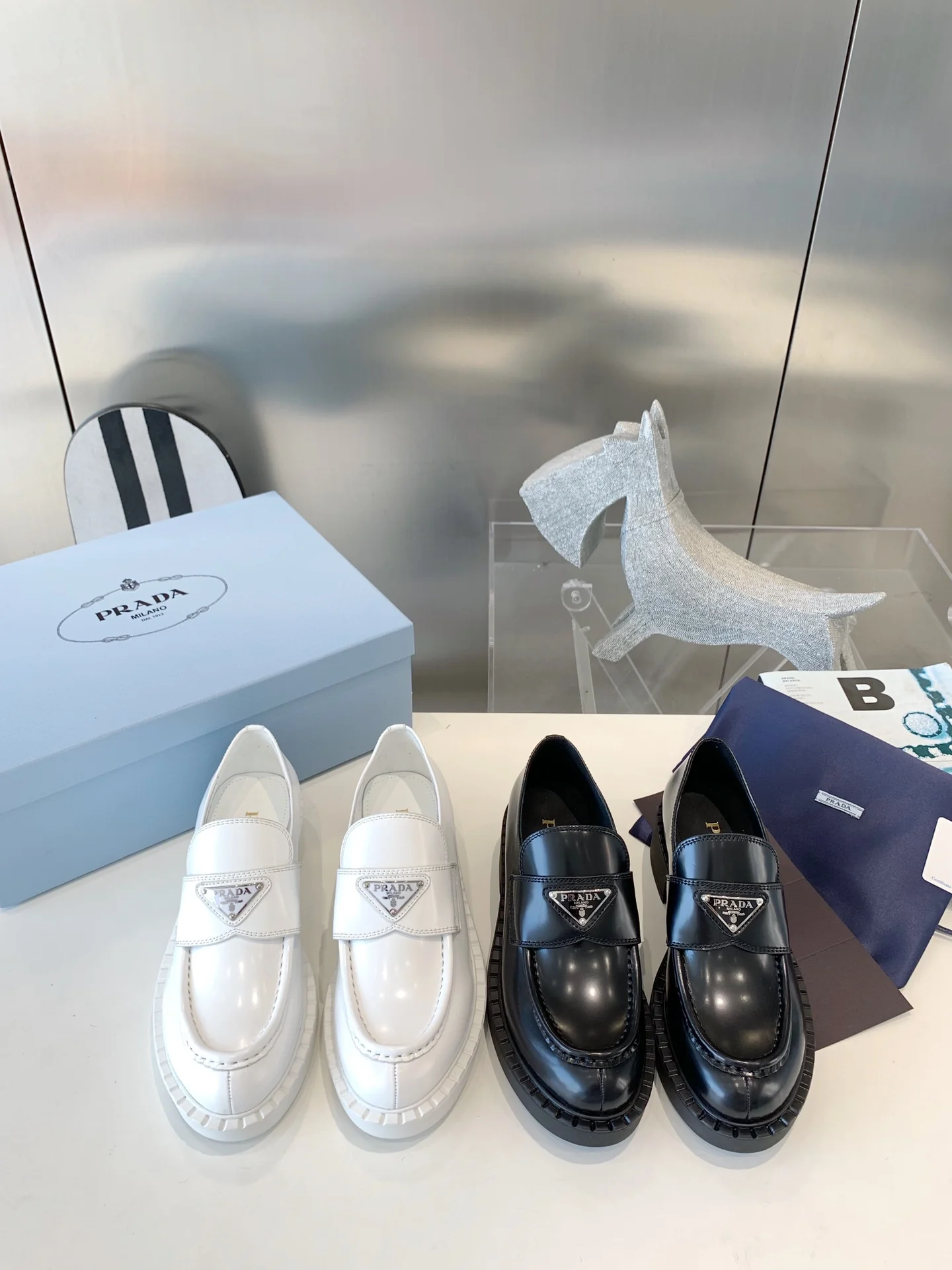 Лоферы Prada Gear - белые