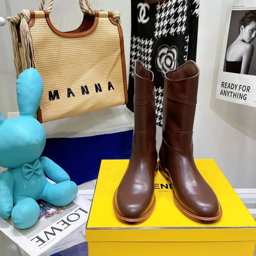 Кожаные сапоги Fendi до середины икры – верблюжьего цвета.