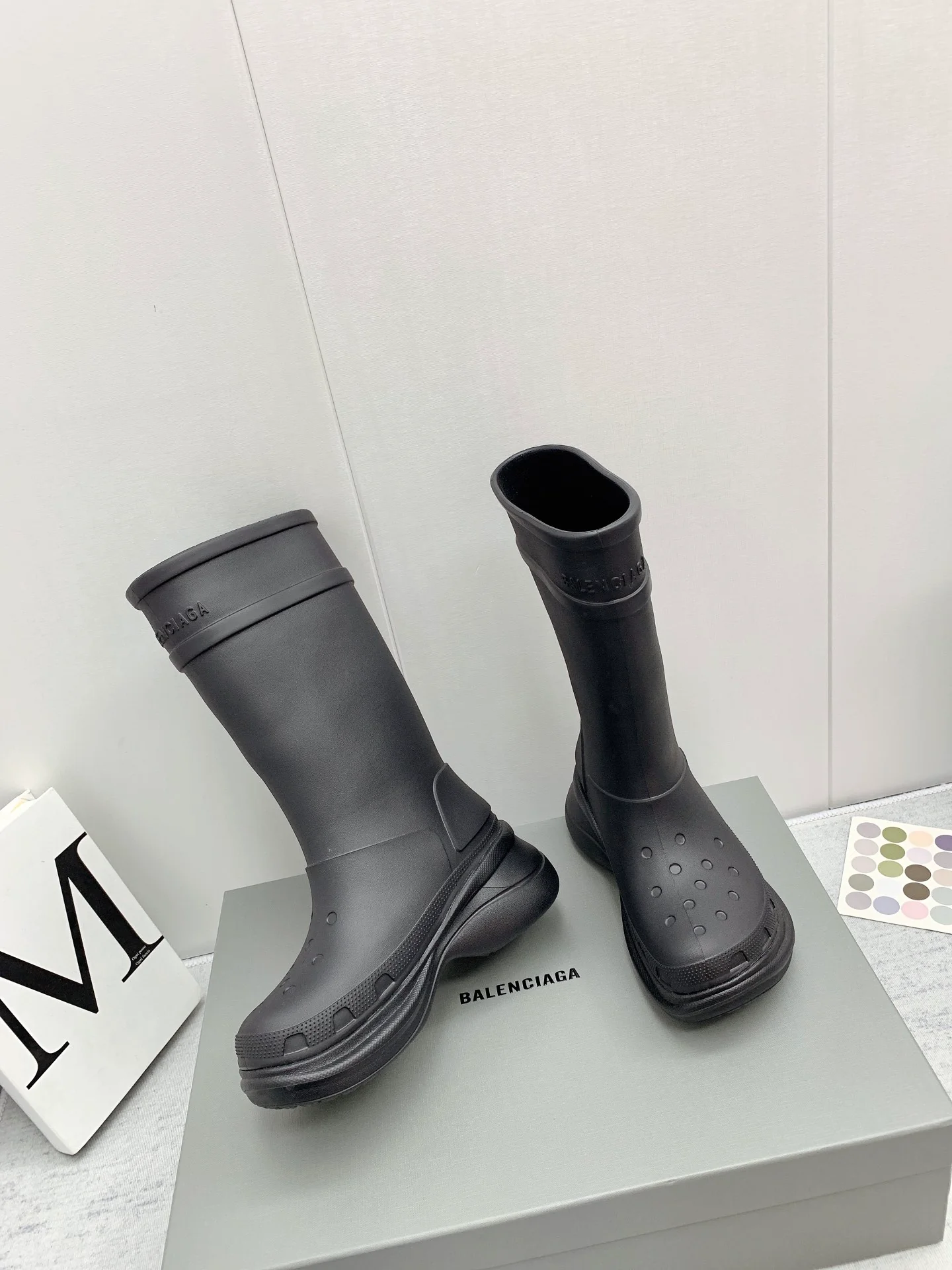 Резиновые сапоги Balenciaga на нескользящей платформе из коллекции осень/зима 2022 x Crocs - черные.