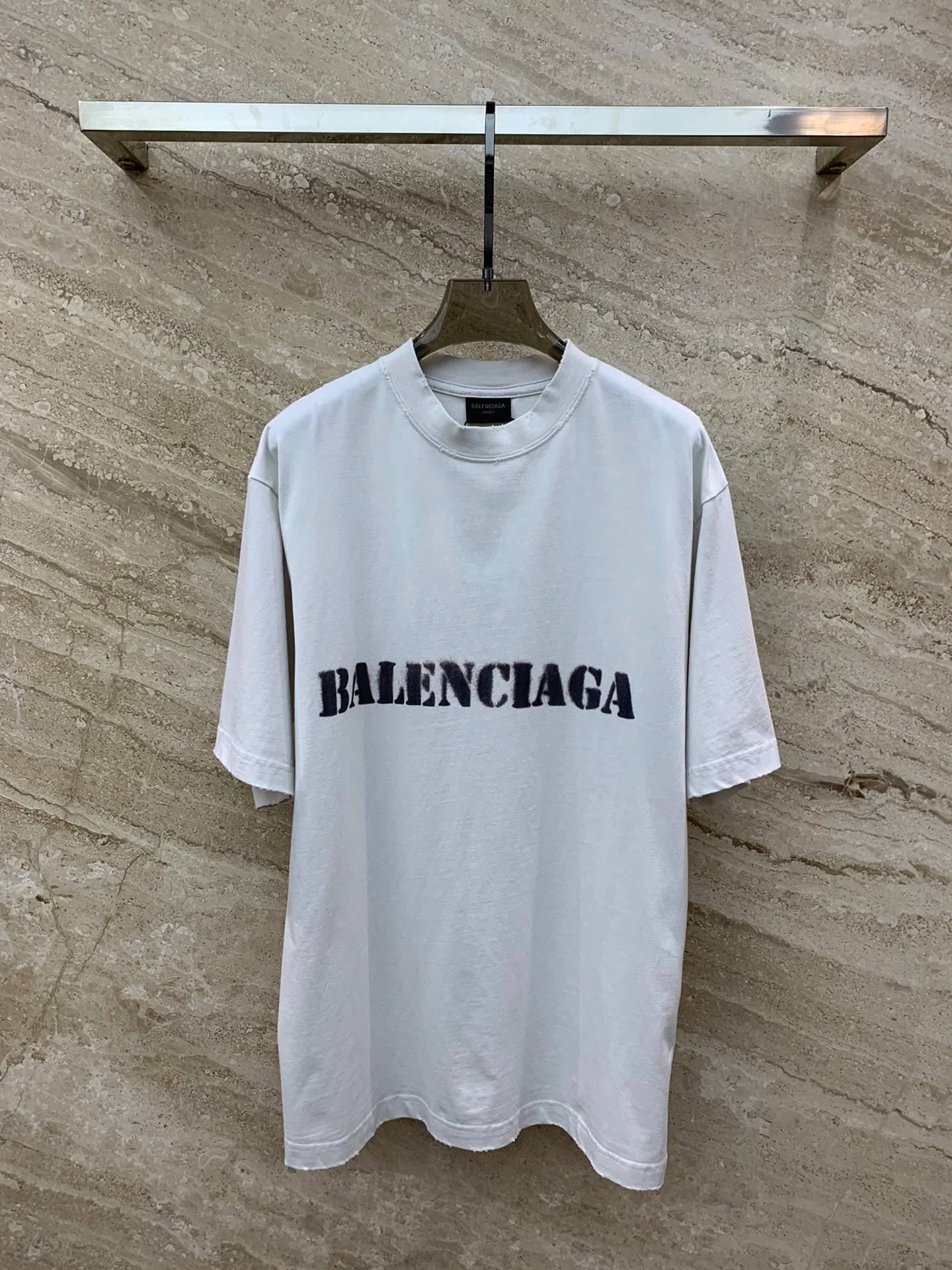 Футболка Balenciaga 2403 Vintage с потертым принтом и короткими рукавами - белая