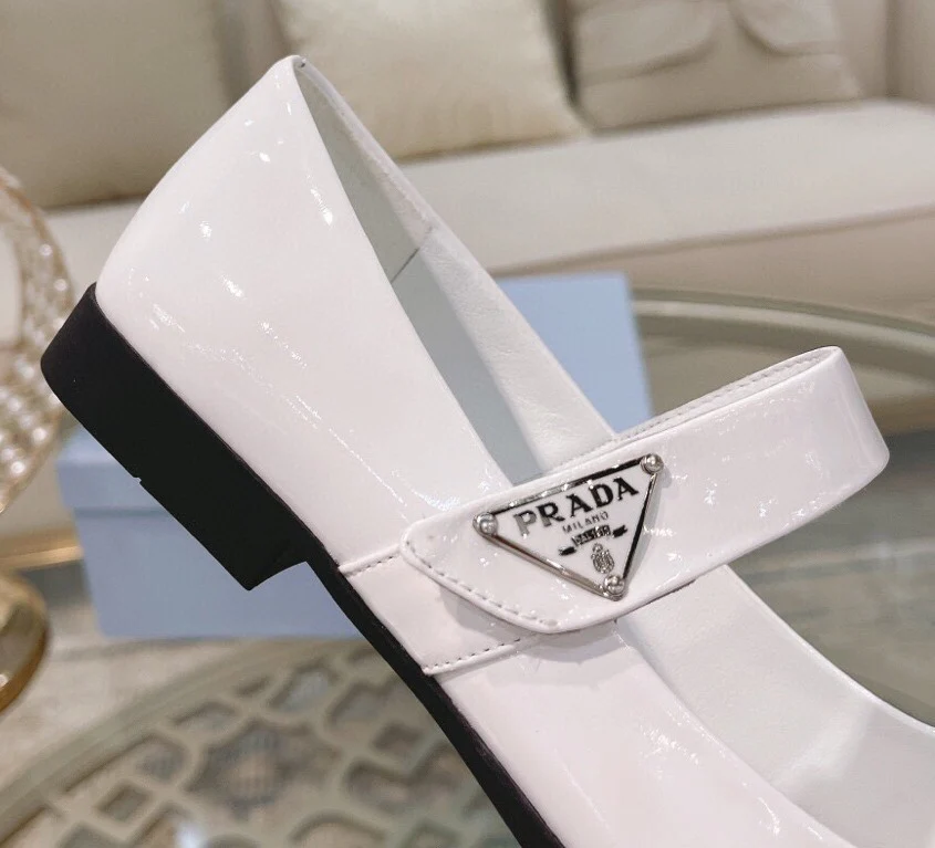 Новинка сезона весна/лето 2023 от Prada - Ретро-балетки с квадратными кольцами - Белые