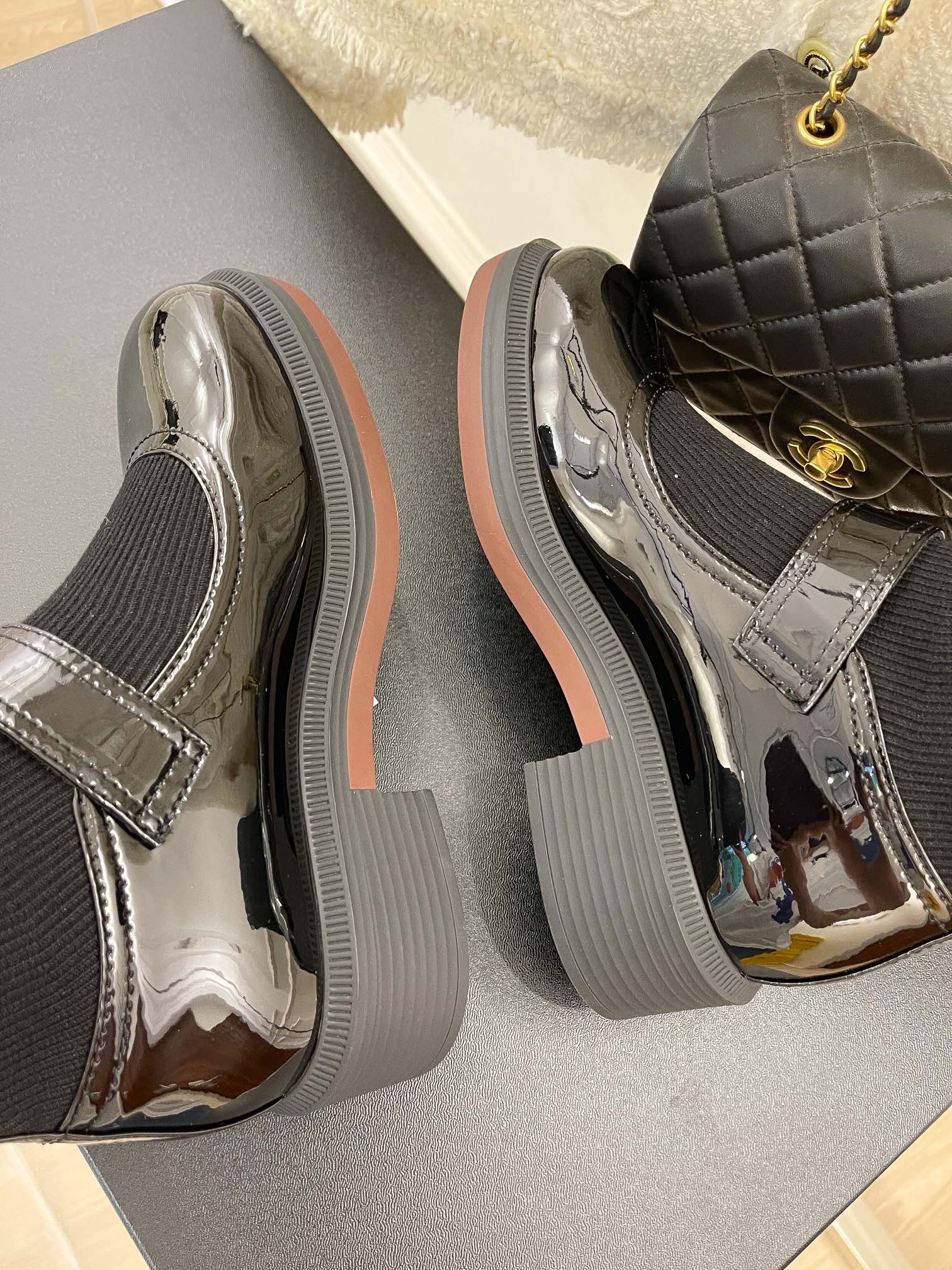 Новинки осенне-зимней коллекции Chanel 2023 — Ботильоны-носки — Кожаные туфли-носки