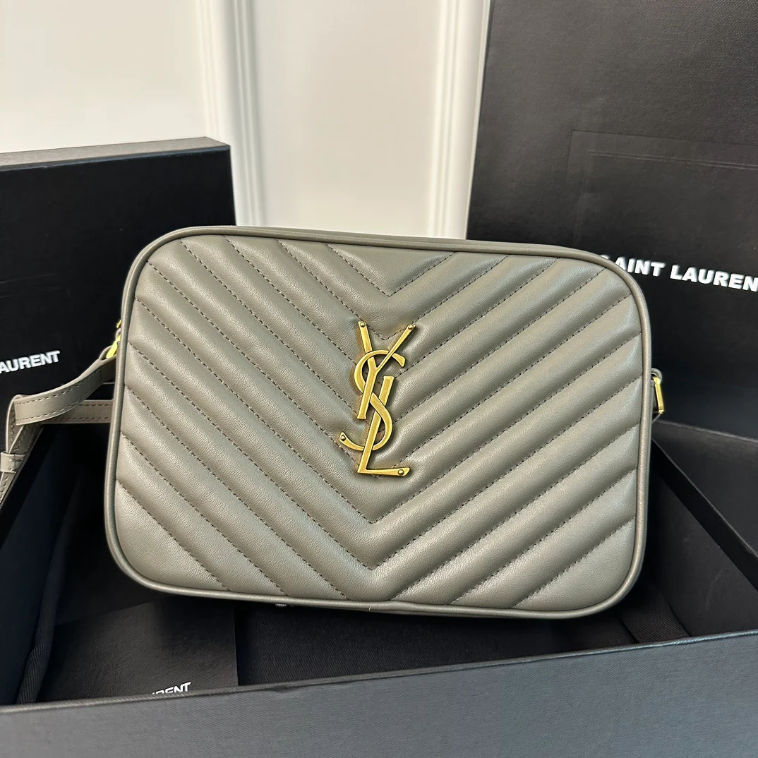 Стеганая сумка для фотоаппарата YSL — серая с золотистой фурнитурой.
