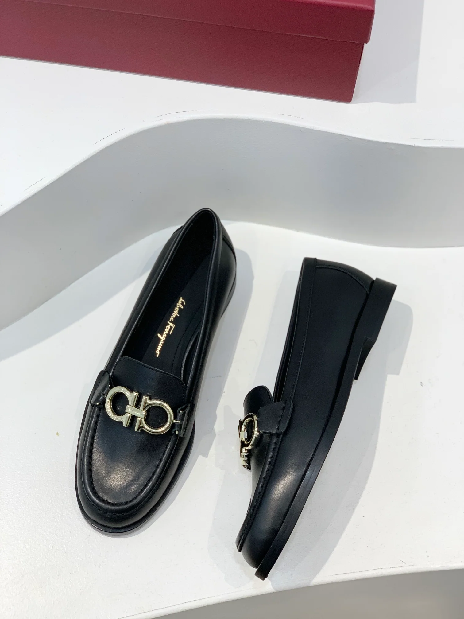 Salvatore Ferragamo - Балетки с закрытым носком - Черные - 1