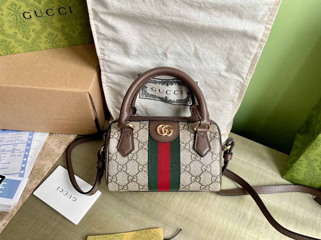 Маленькая классическая сумка-бостон Gucci с логотипом — коричневая.