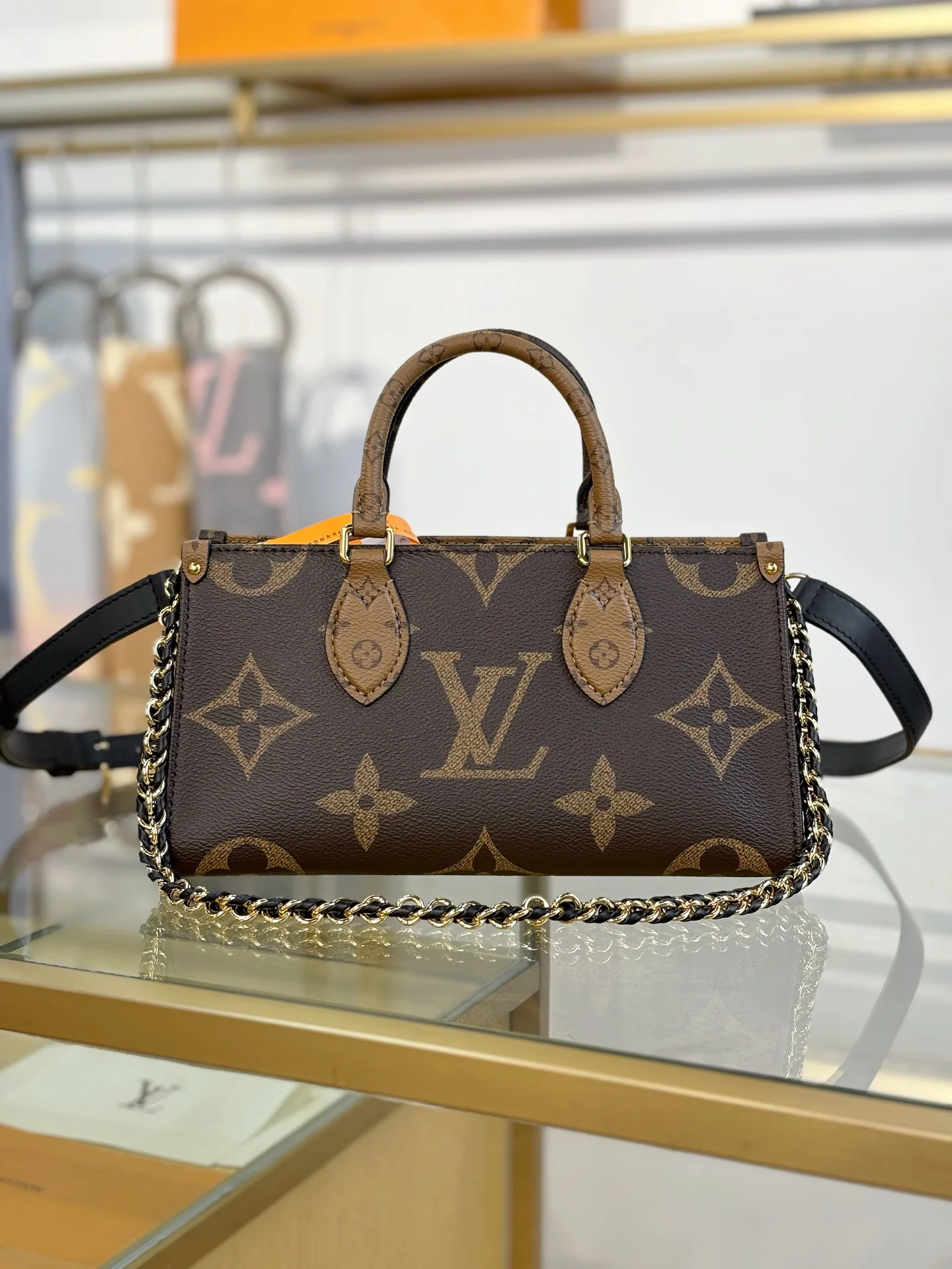 LV-mb163c-onthego-east-west-chain-handbag-classic monogram
