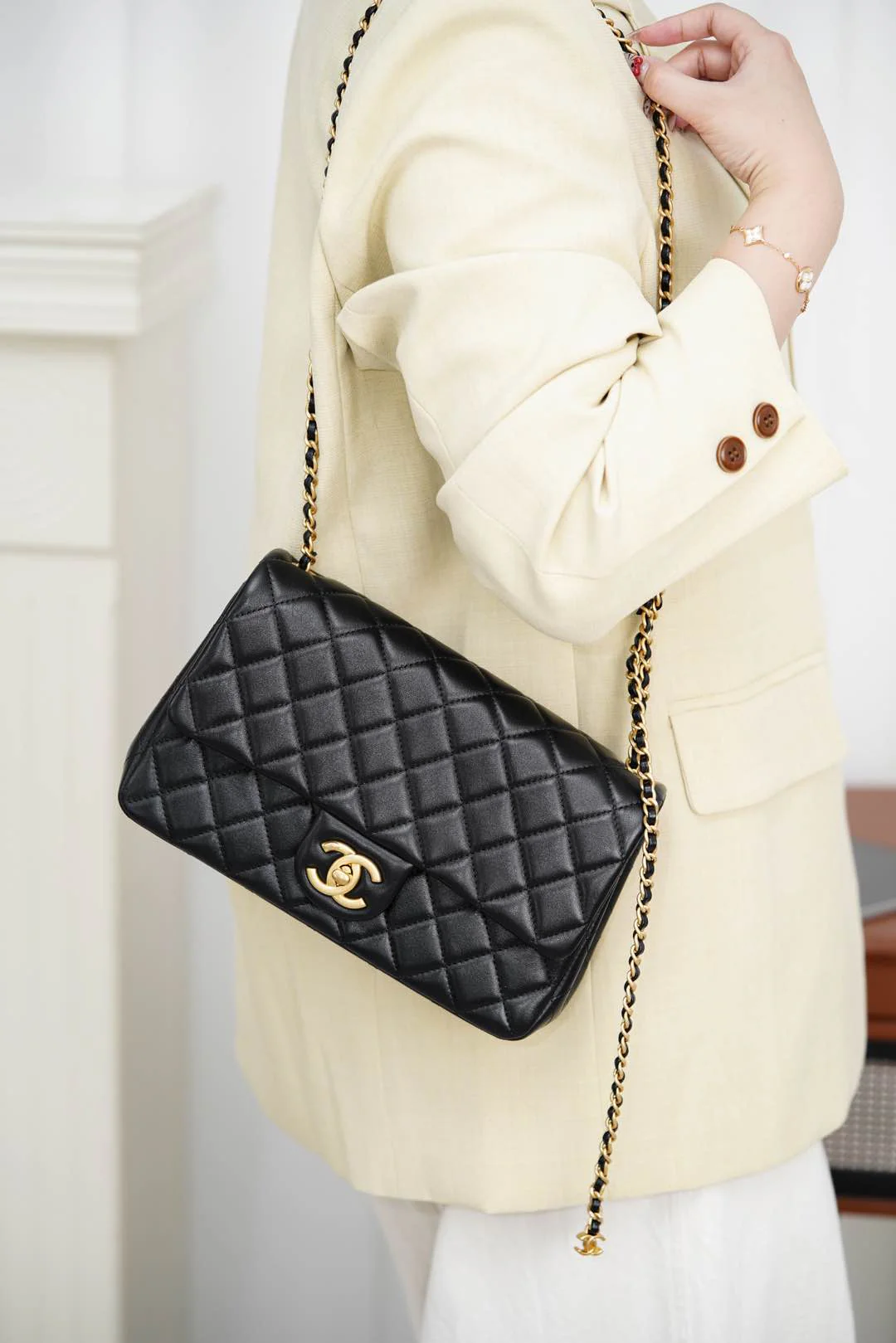 Цепочка Chanel 25B Double C, черная, большого размера, с золотой пряжкой.