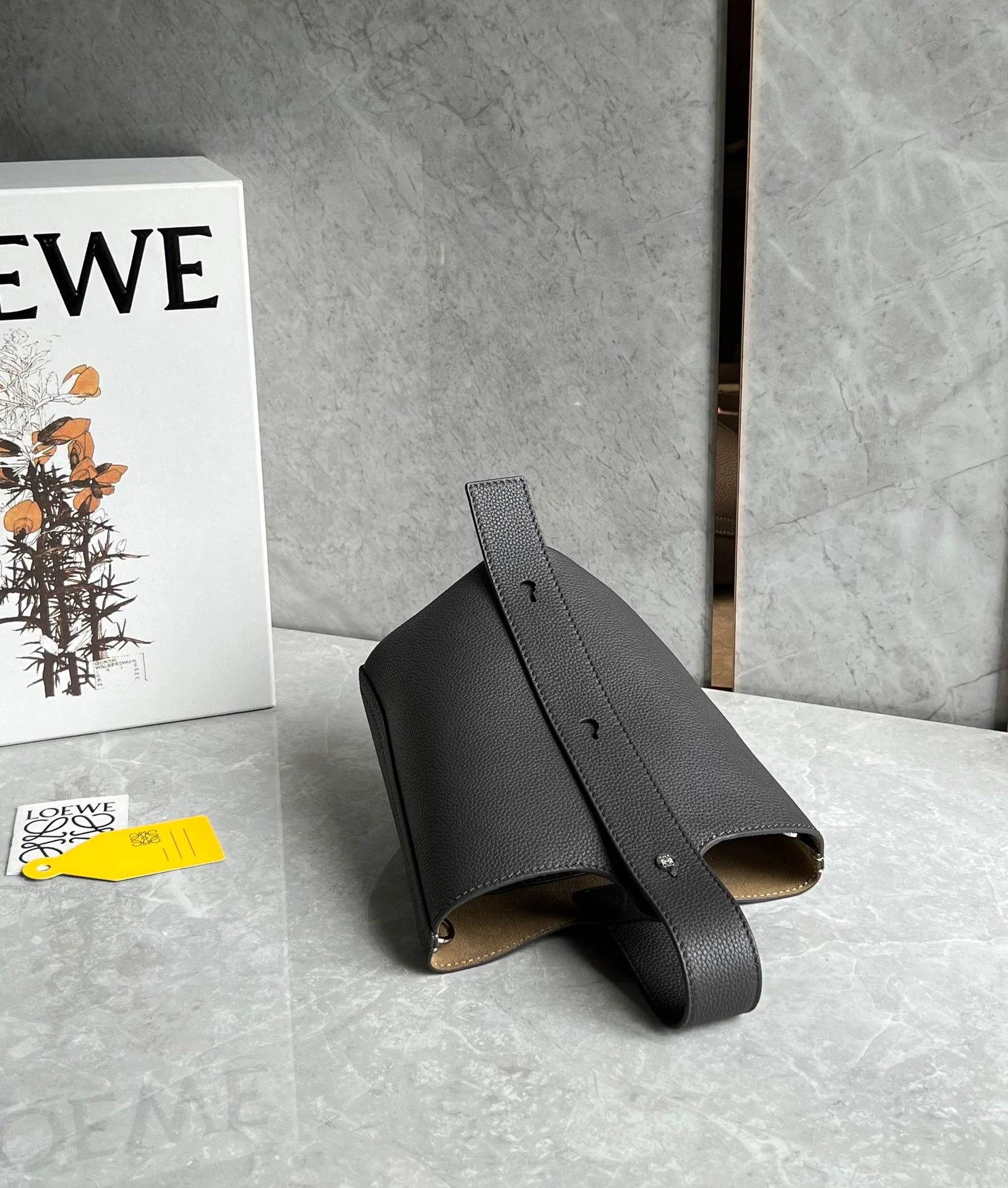 Сумка-ведро Loewe Pebble Bucket Mini Bucket Bag - матово-черная