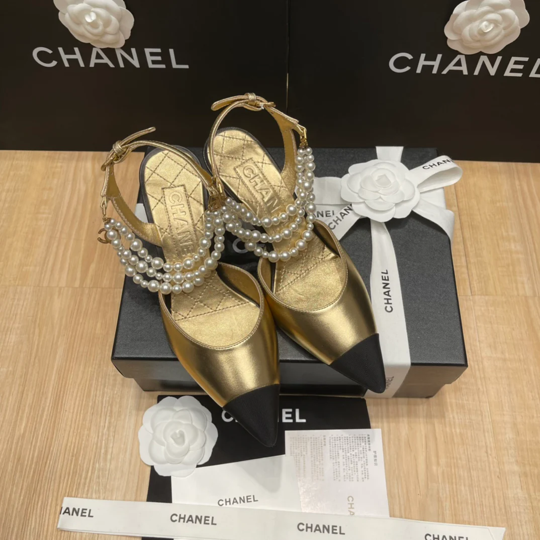 Chanel - Босоножки на шпильке, вышитые жемчугом