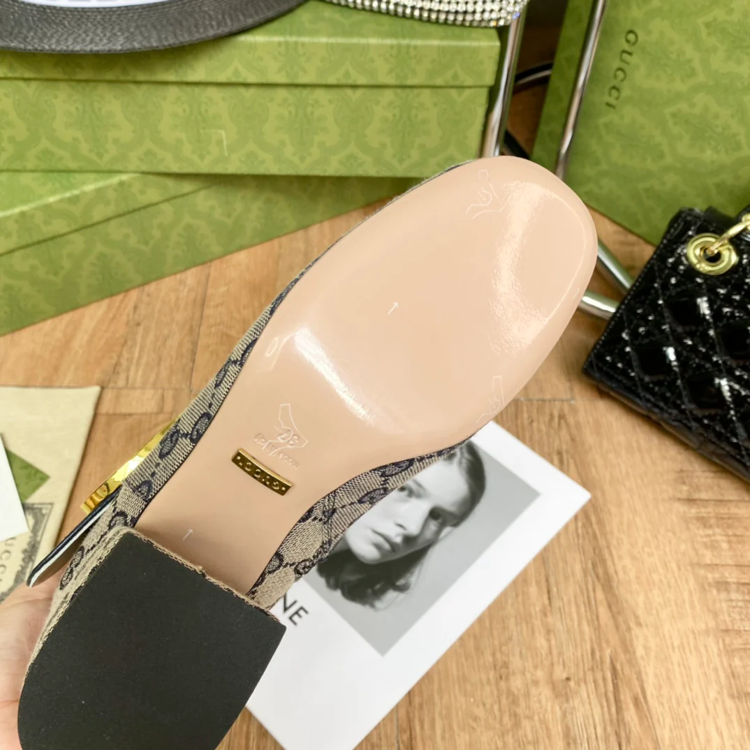 Новинка сезона осень/зима Gucci 22ss - Классические ботильоны с золотой пряжкой - Монограмма - 2