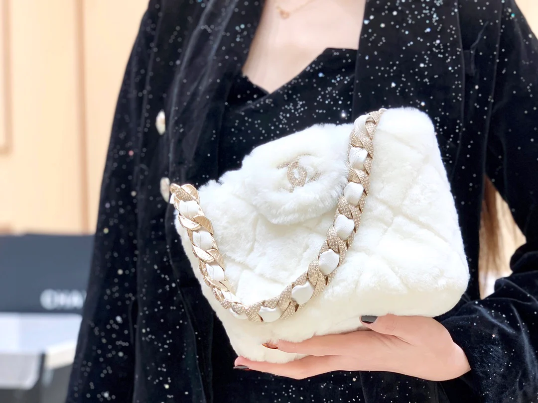 Сумка Chanel из овчины с бриллиантовой цепочкой - 2 шт.