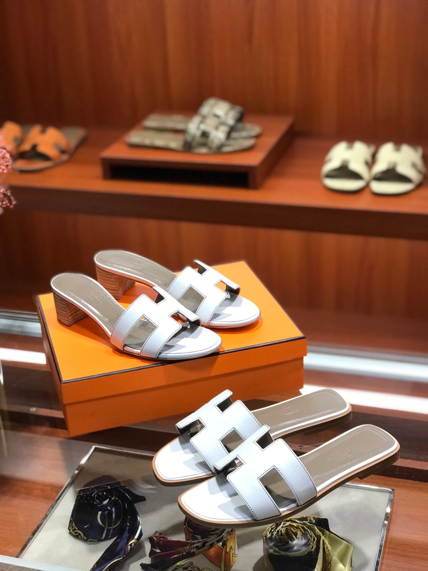 Новинка весны 2022 года от Hermes - плоские тапочки H - 1