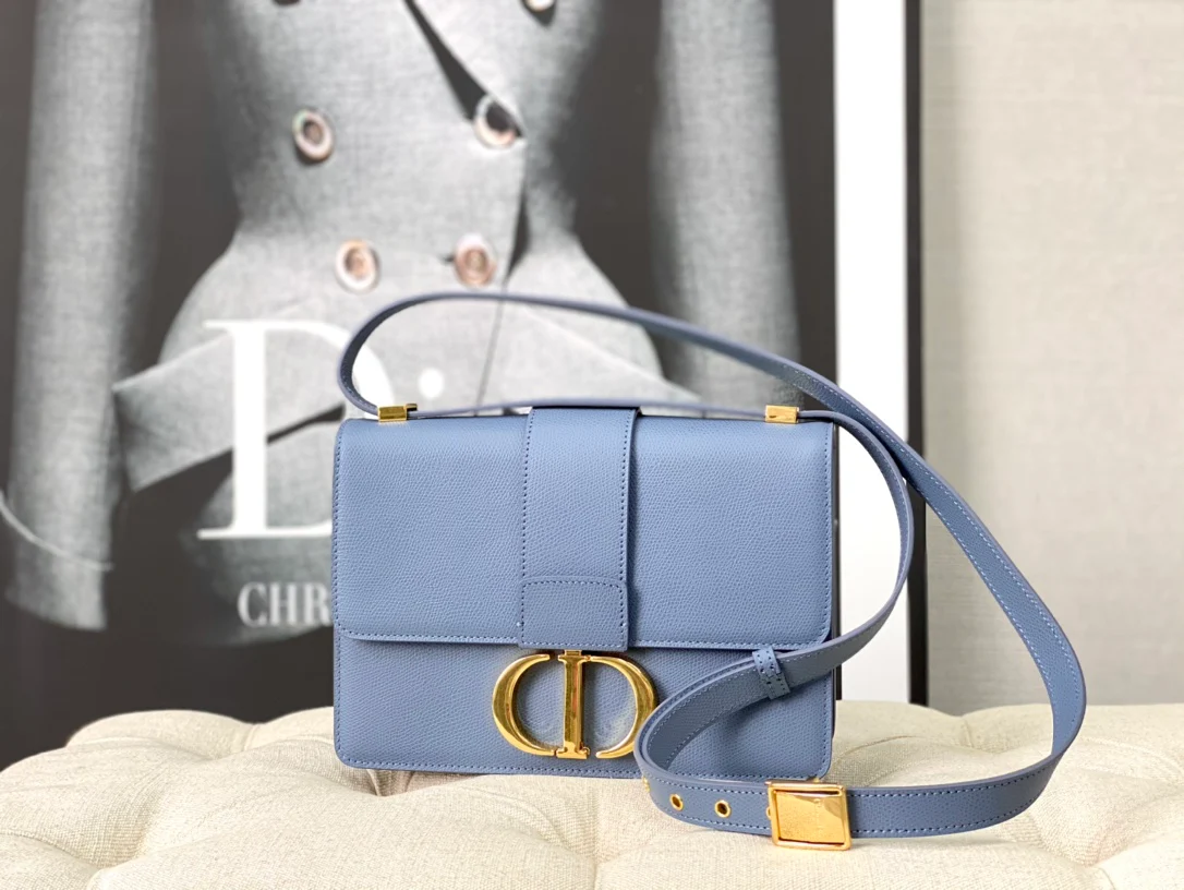 Сумка Dior 30 Montaigne — темно-синяя.