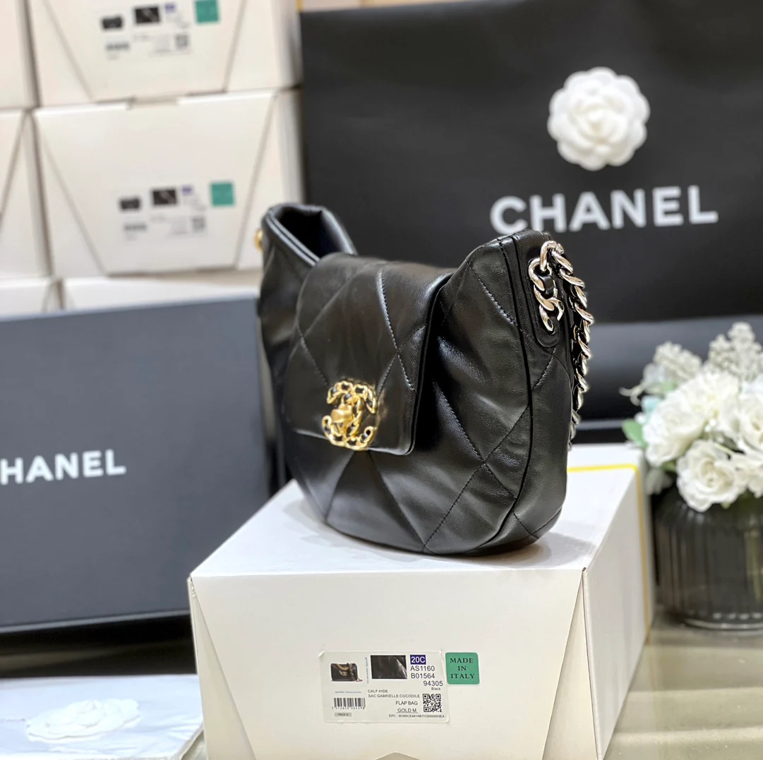 Новая коллекция Chanel ?Ранняя весна? — 24c — 19bag — сумка-хобо под мышкой — черная.
