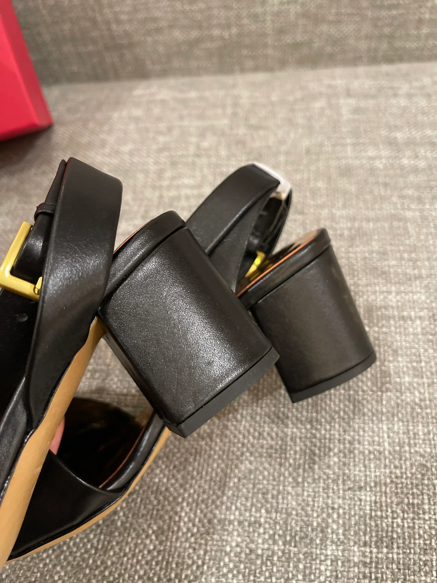 Valentino - Босоножки на массивном каблуке - Черные