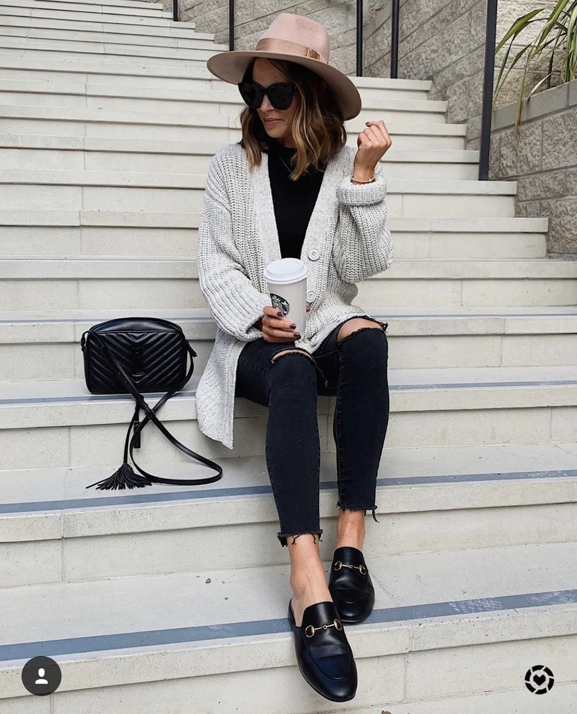 Фотосумка YSL Lou Bag — черная с черной пряжкой.