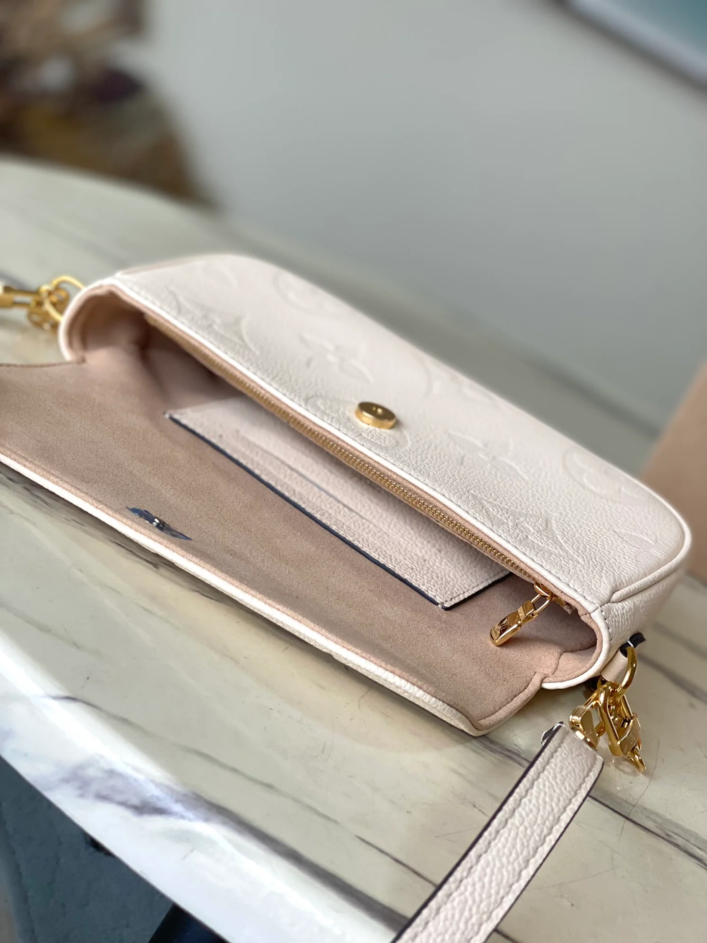 m82210-LV-кошелек-на-цепочке-плющ-крем