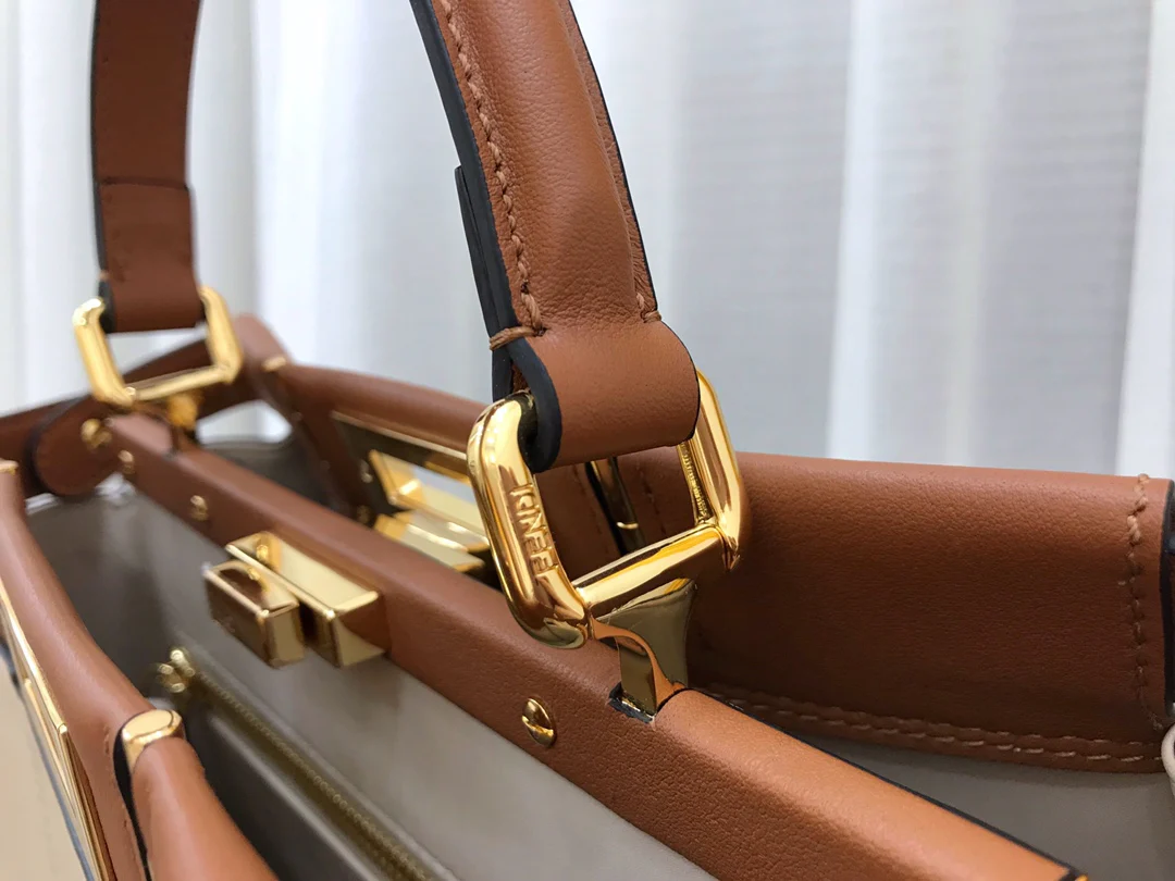 Белая кожаная сумка Fendi Peekaboo