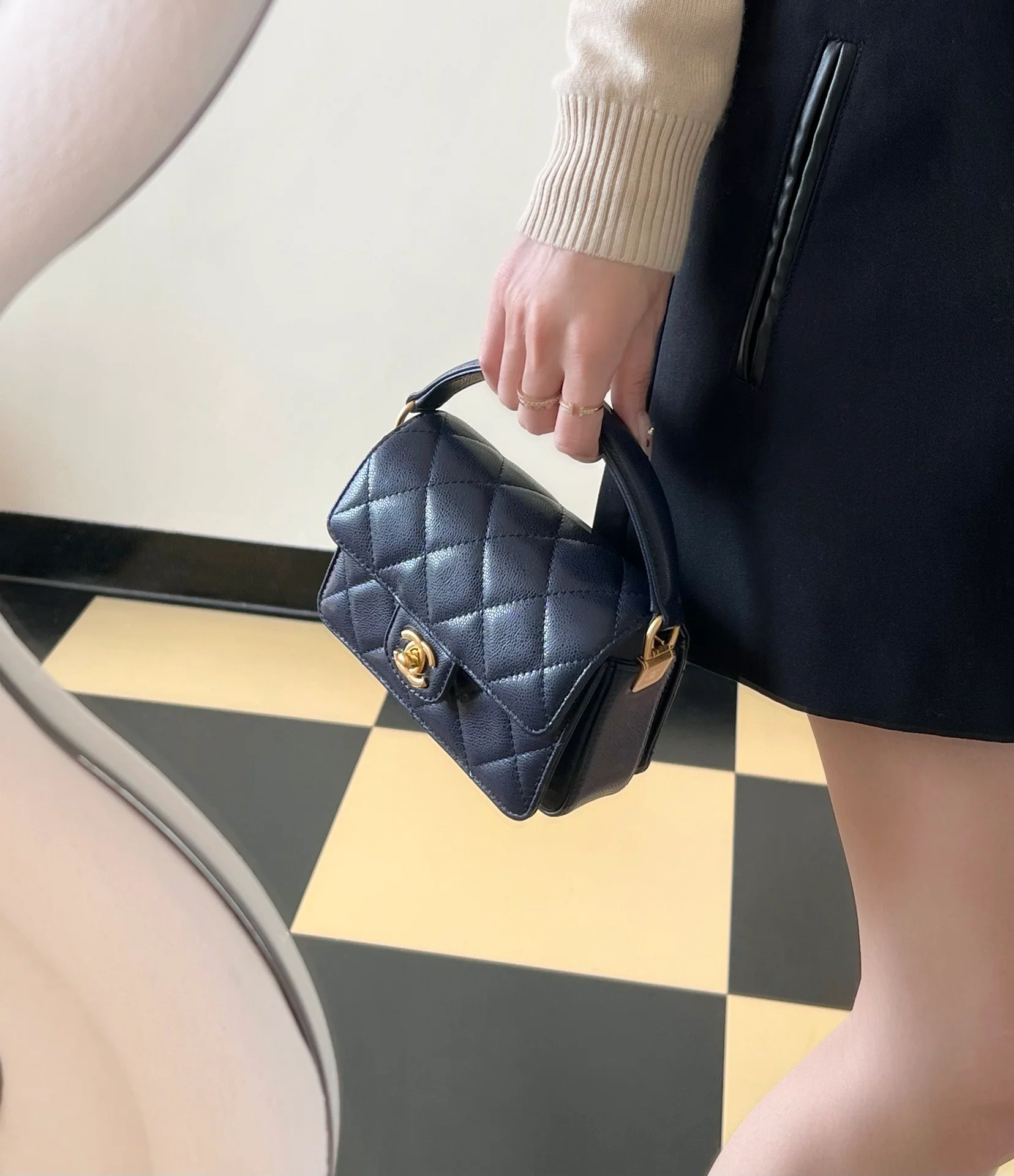 Мини-сумочка Chanel с клапаном и ручкой - синяя