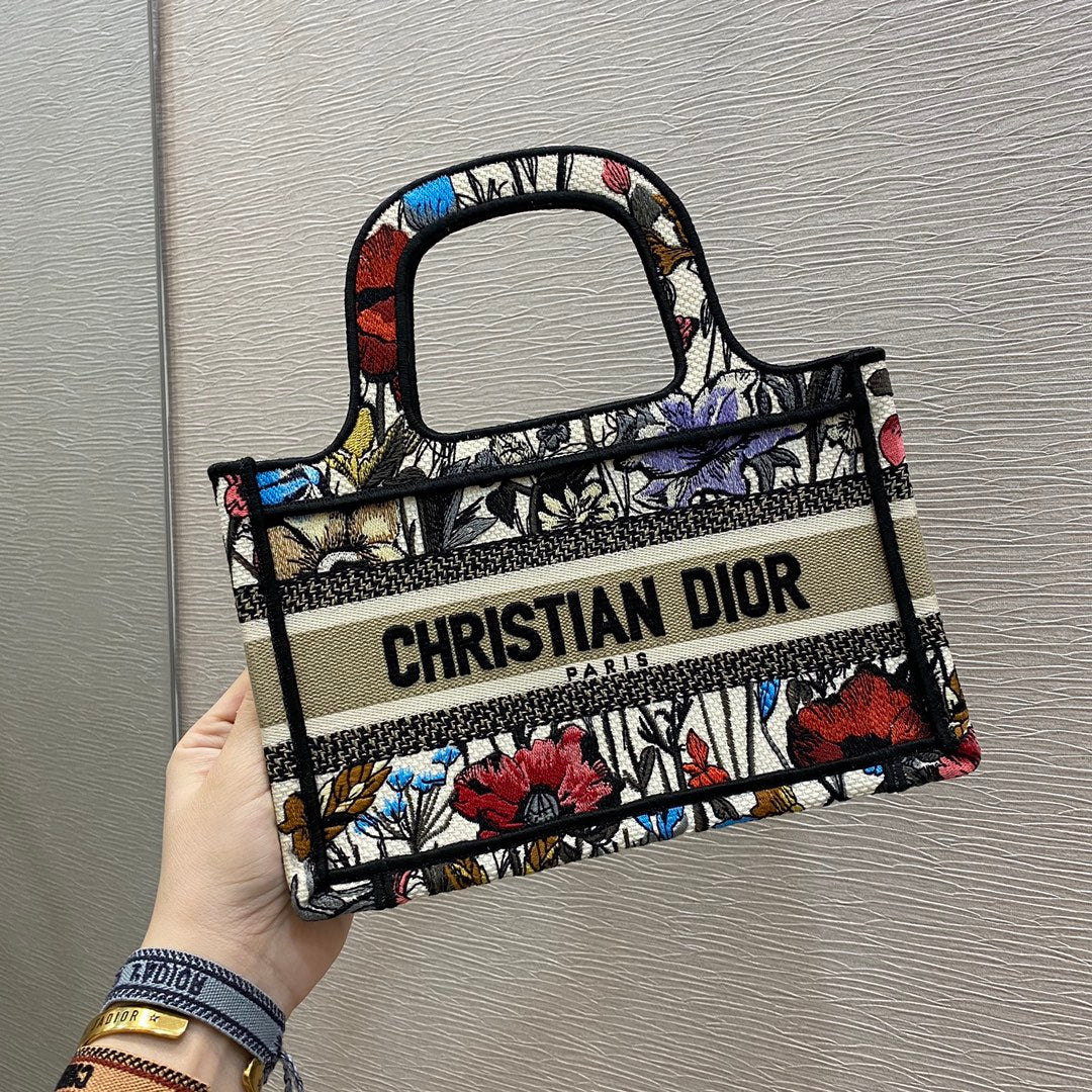 Мини-сумка Dior Book Tote 23 см, серия ?Розовые оттенки?