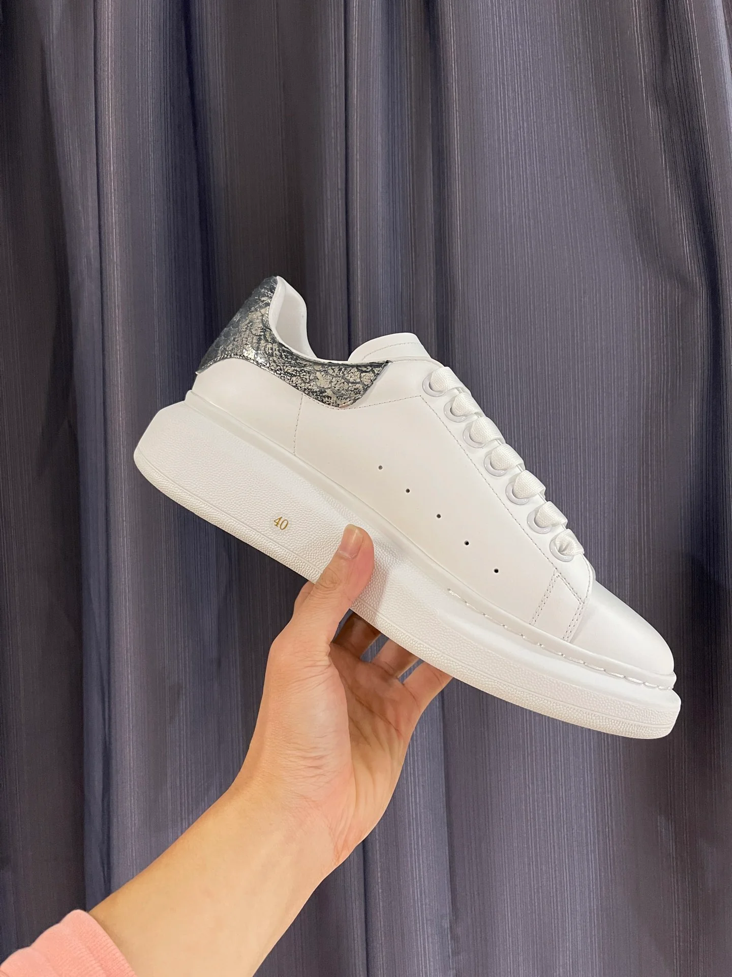 Классические белые кроссовки McQueen - унисекс - каблук из серой змеиной кожи - Премиум-издание