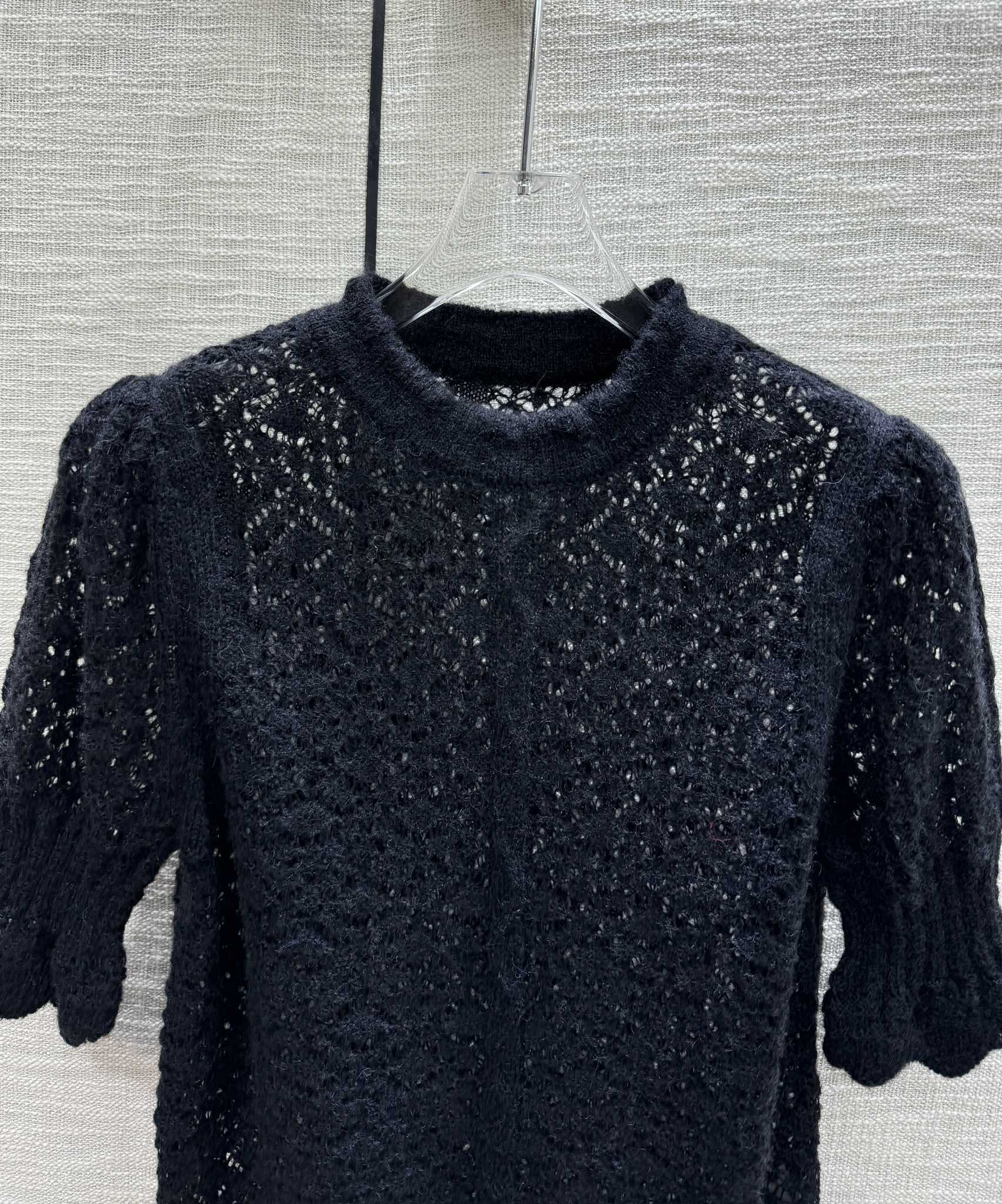 Chanel - 2403-24 Новинка ранней весны. Ажурный вязаный топ с короткими рукавами и рукавами-фонариками.