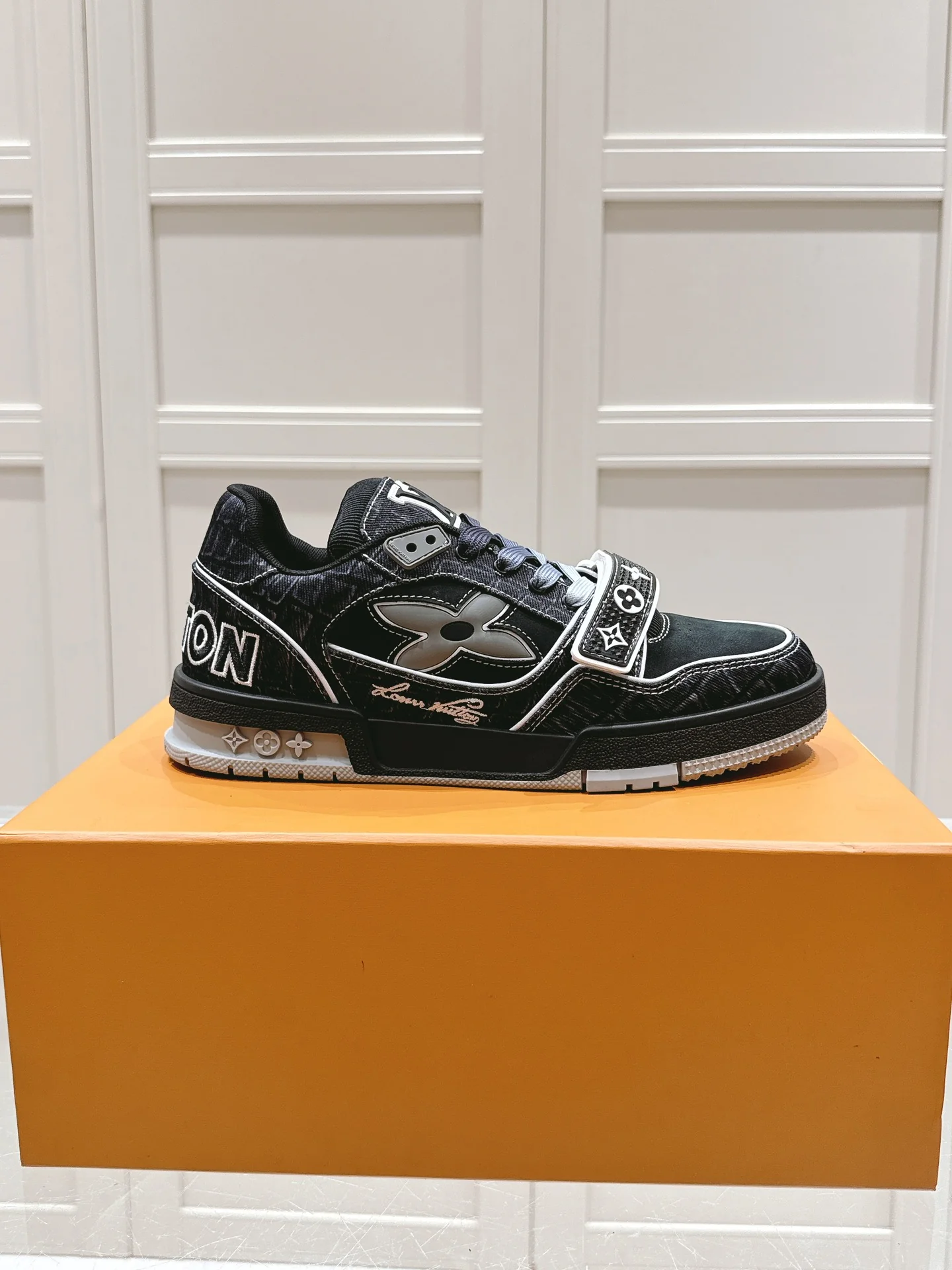 Скейтбордические кроссовки LV-2024 на липучках - черные