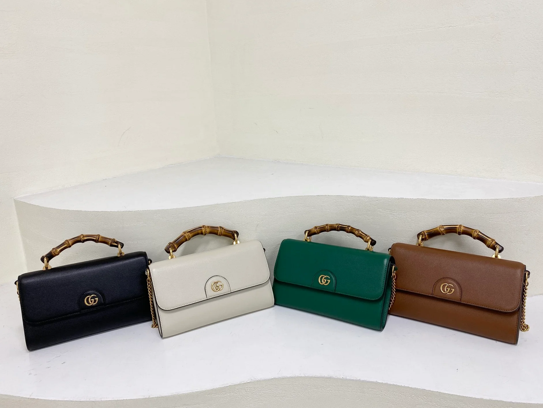 Сумка Gucci Retro с бамбуковой цепочкой — большой размер — изображение из коллекции