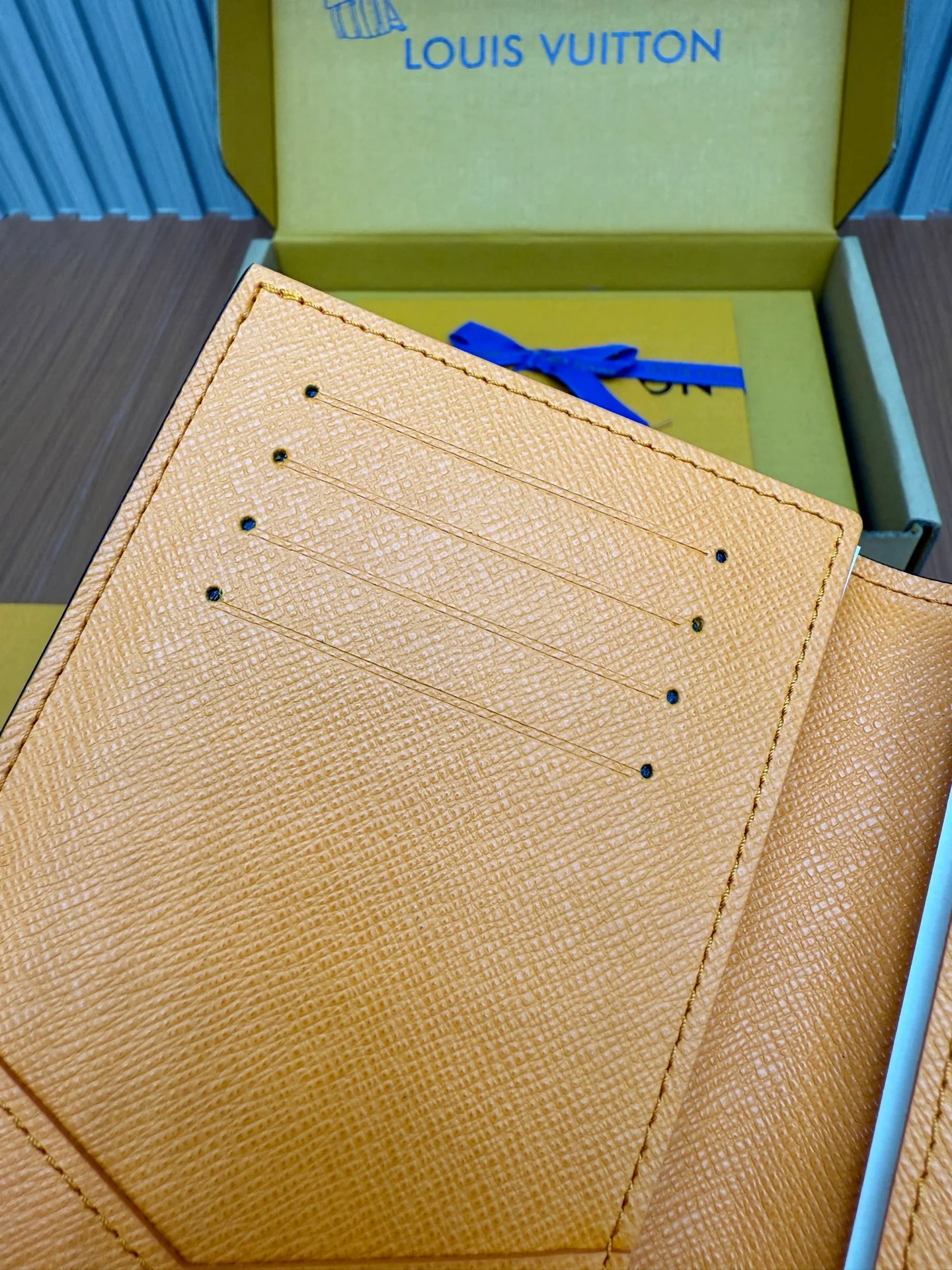 Кошелек для визитных карточек LV-m31050 из цельной стали - оранжевый, с монограммой.