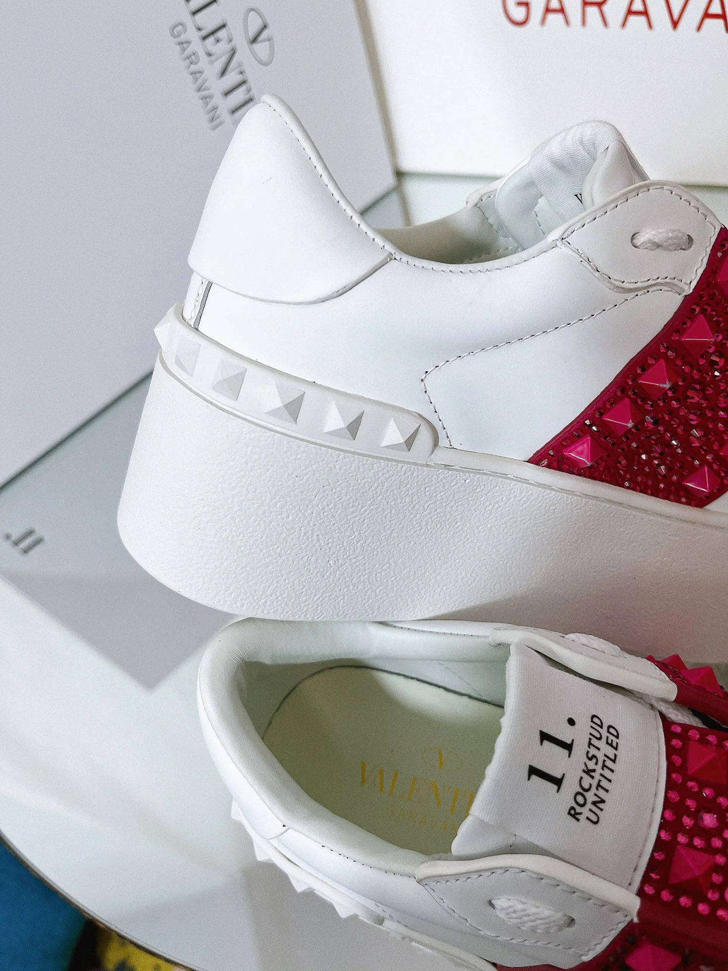 Белые повседневные кроссовки на платформе Valentino - красные