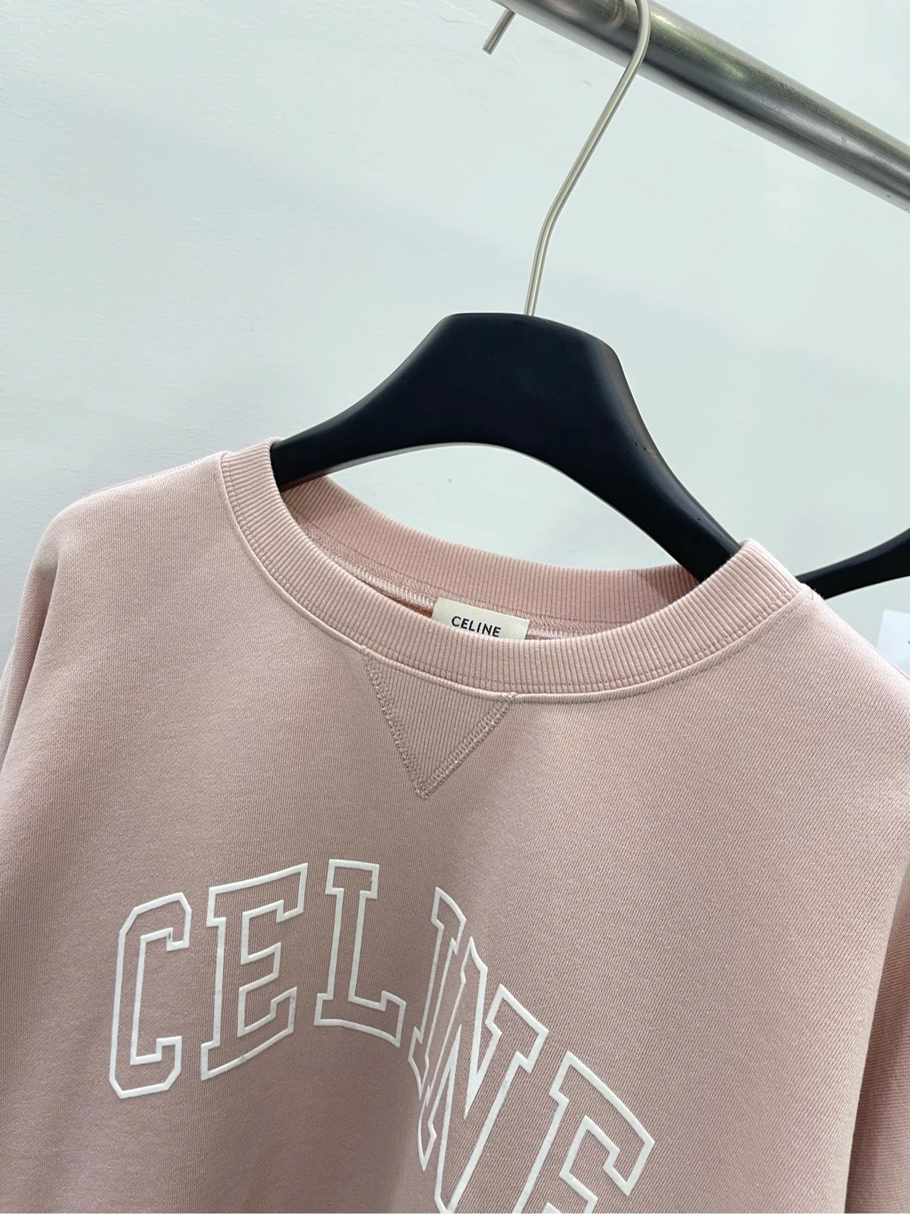 Celine-2403 Розовая флокированная футболка с круглым вырезом и буквами для колледжа