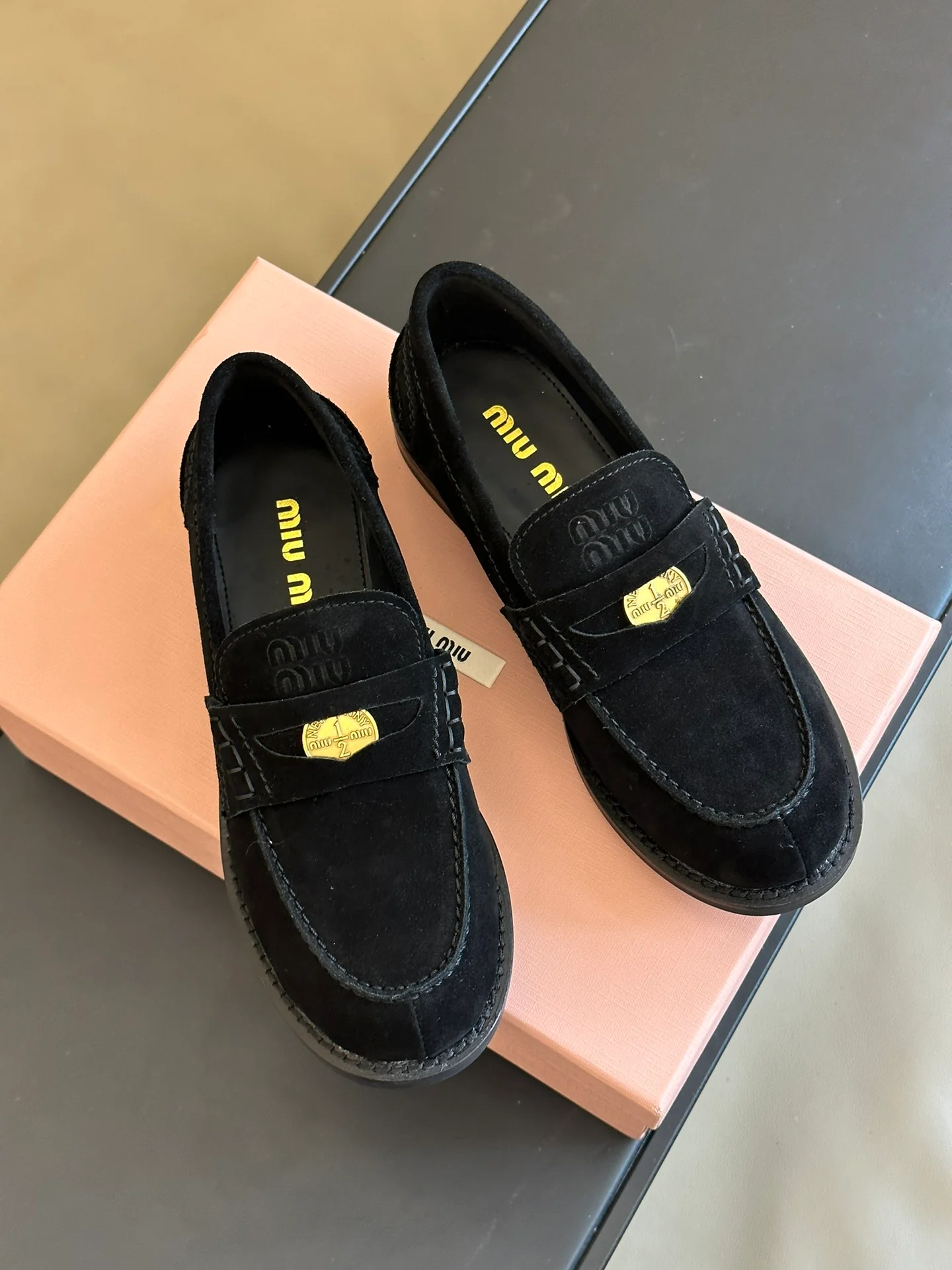Новинка сезона осень/зима 2023 от Miu Miu - Лоферы Gold Coin - Замшевые, черные