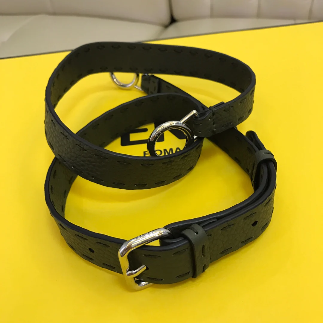 Сумка Fendi Peekaboo Medium из черной кожи.