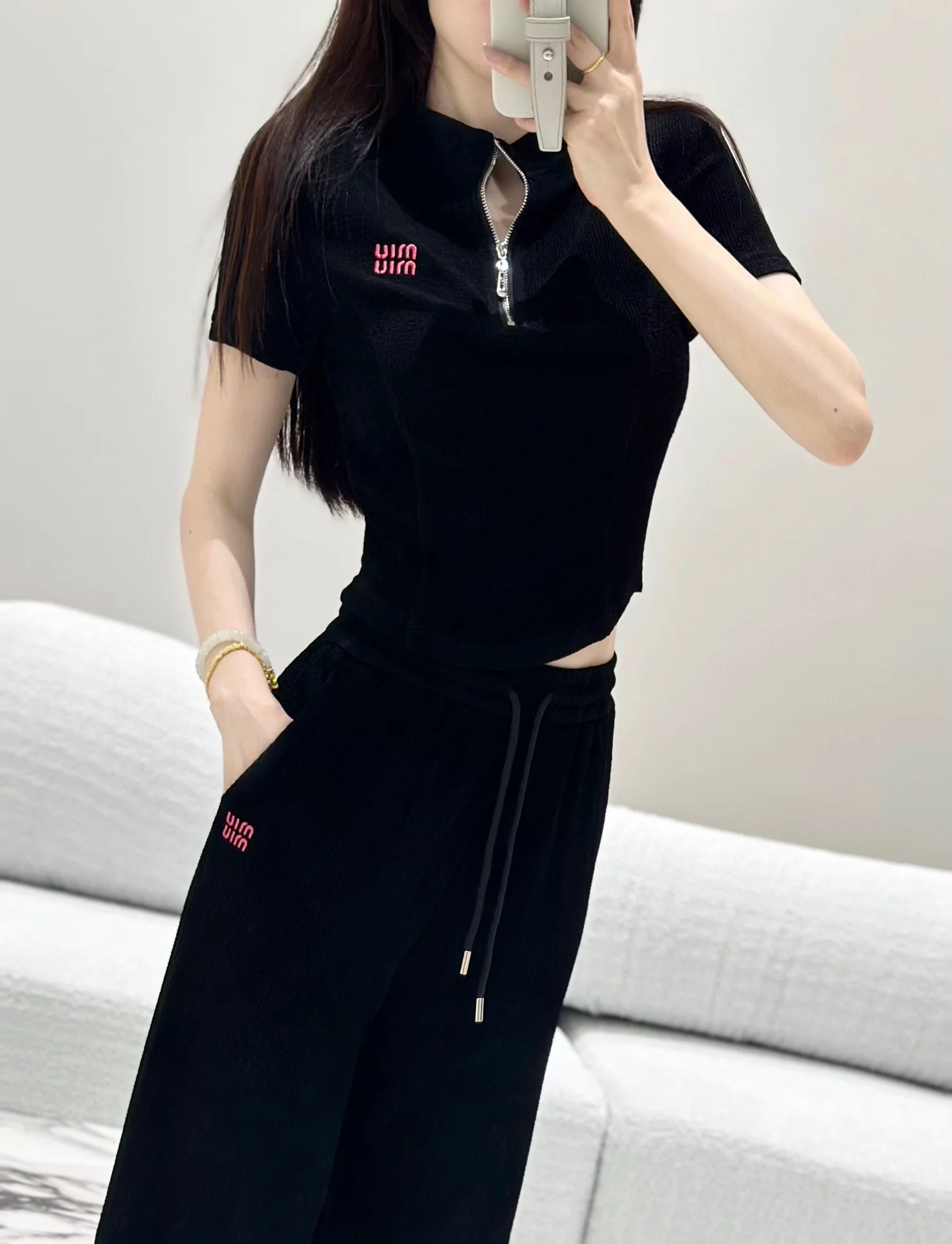 Miu Miu - 2404 - Коллекция весна/лето 2024 - Новый костюм Miu с воротником-стойкой, подплечниками и приталенным силуэтом - Черный