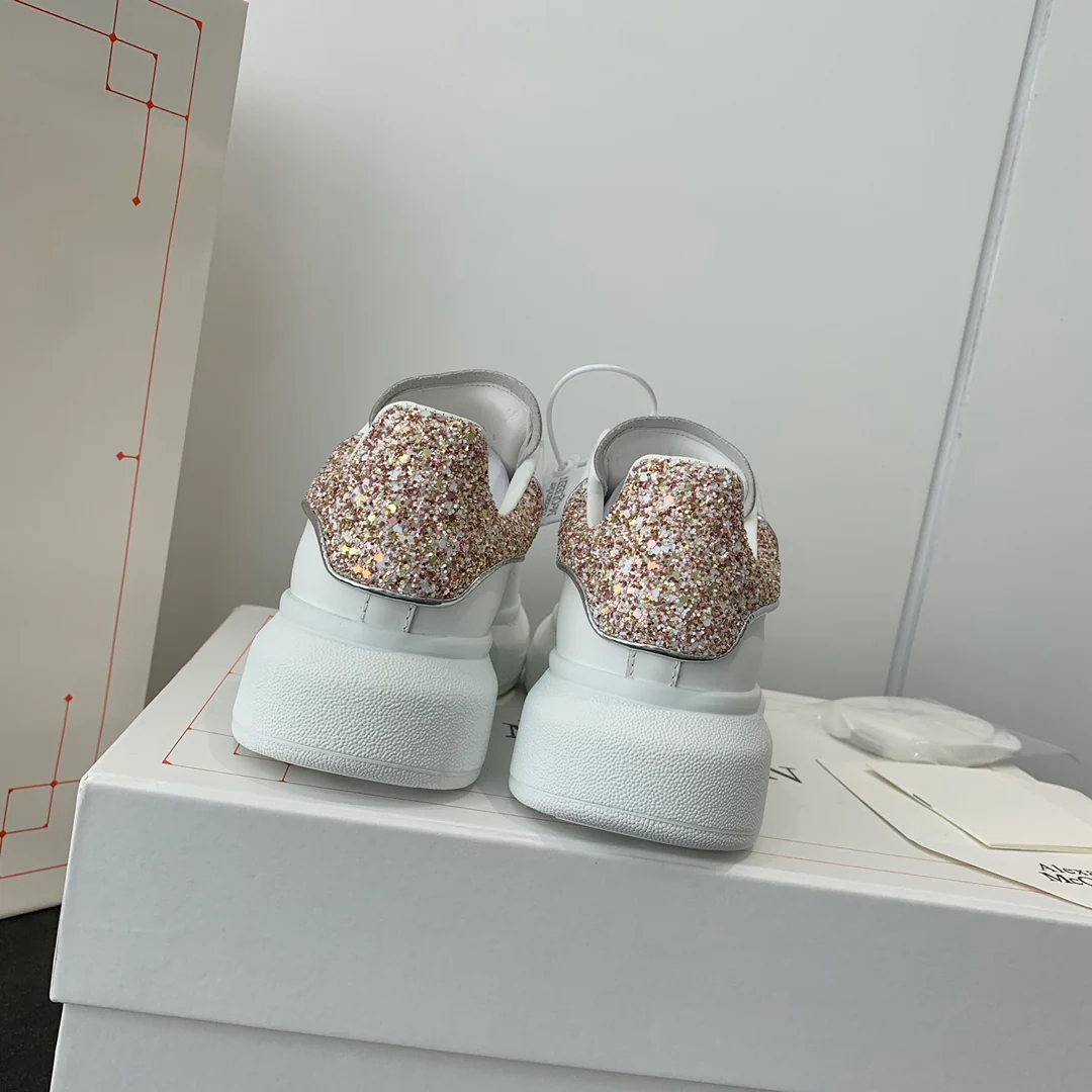 Белые кроссовки McQueen - ярко-розовые