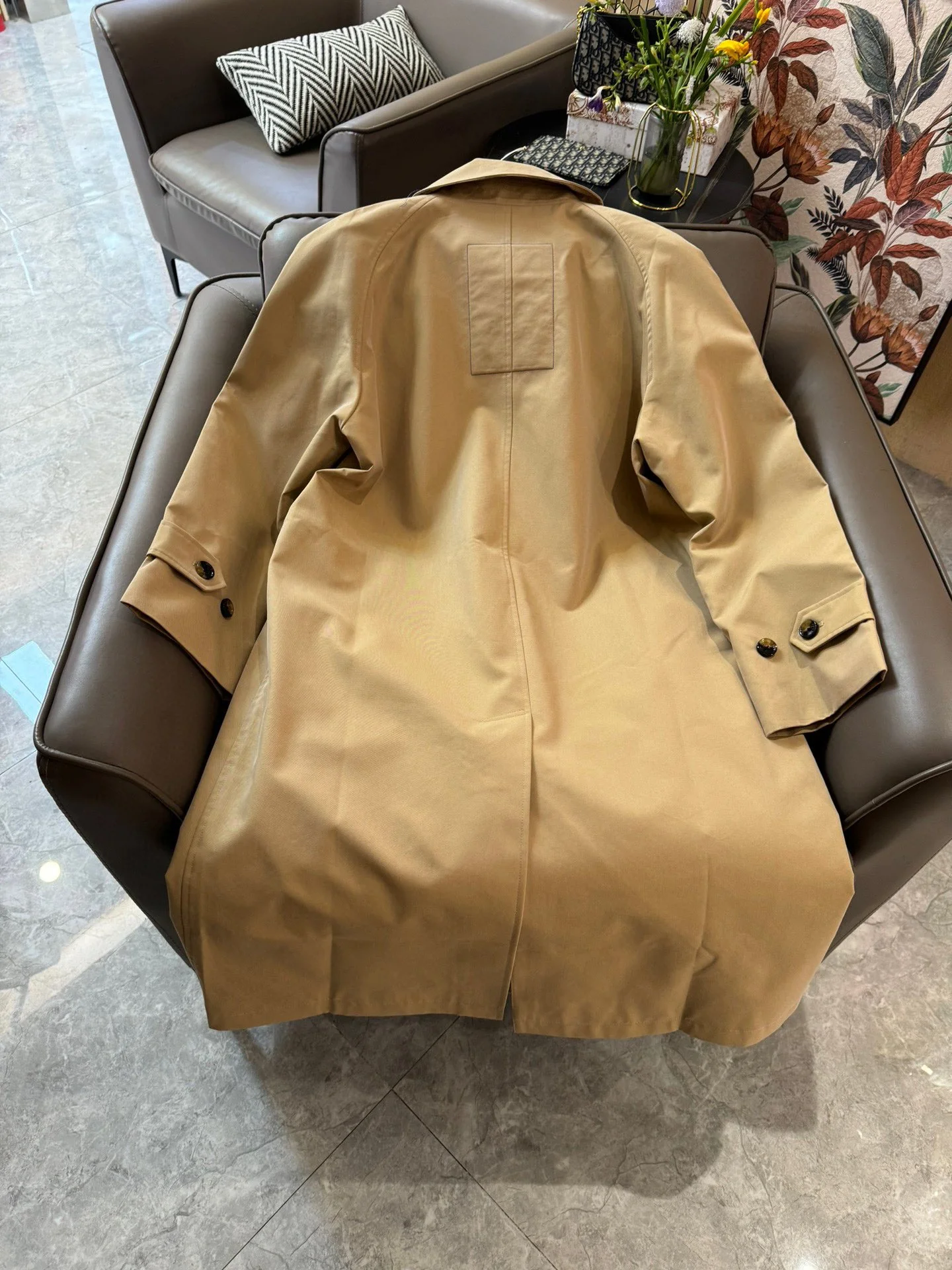Тренч Burberry 2403-24ss на пуговицах, светло-коричневый.