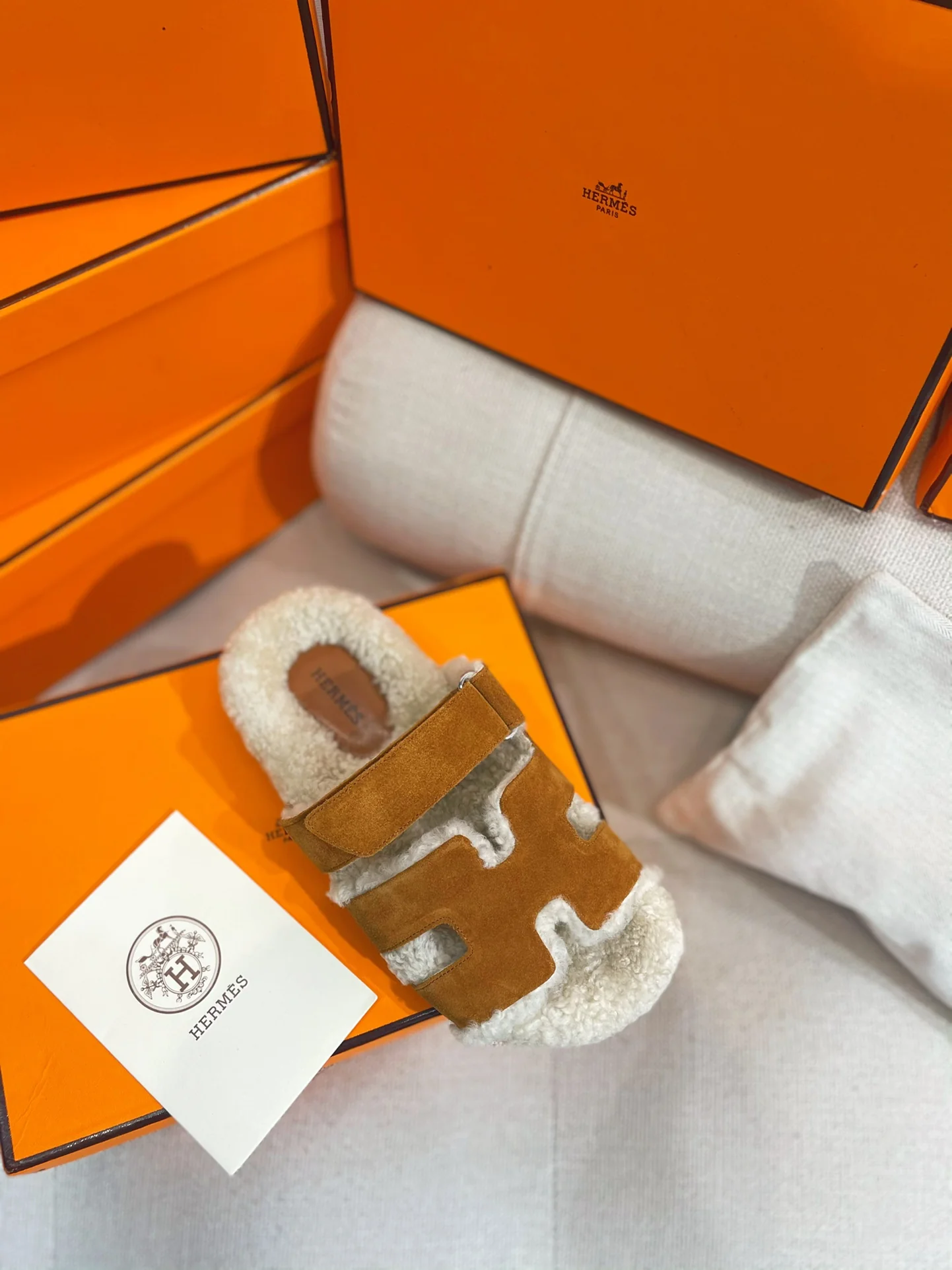 Новинка сезона осень/зима 2022 от Hermes - Домашние тапочки из овечьей шерсти и кожи в стиле пэчворк - Коричневые - 1 шт.