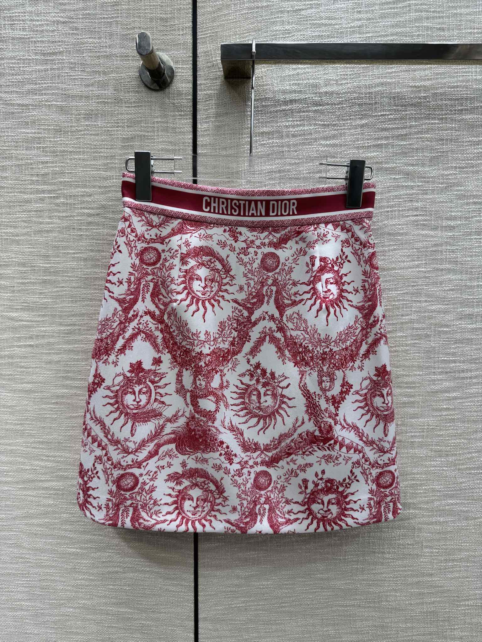 Мини-юбка А-силуэта Dior 2403 из коллекции Apollo — красная.