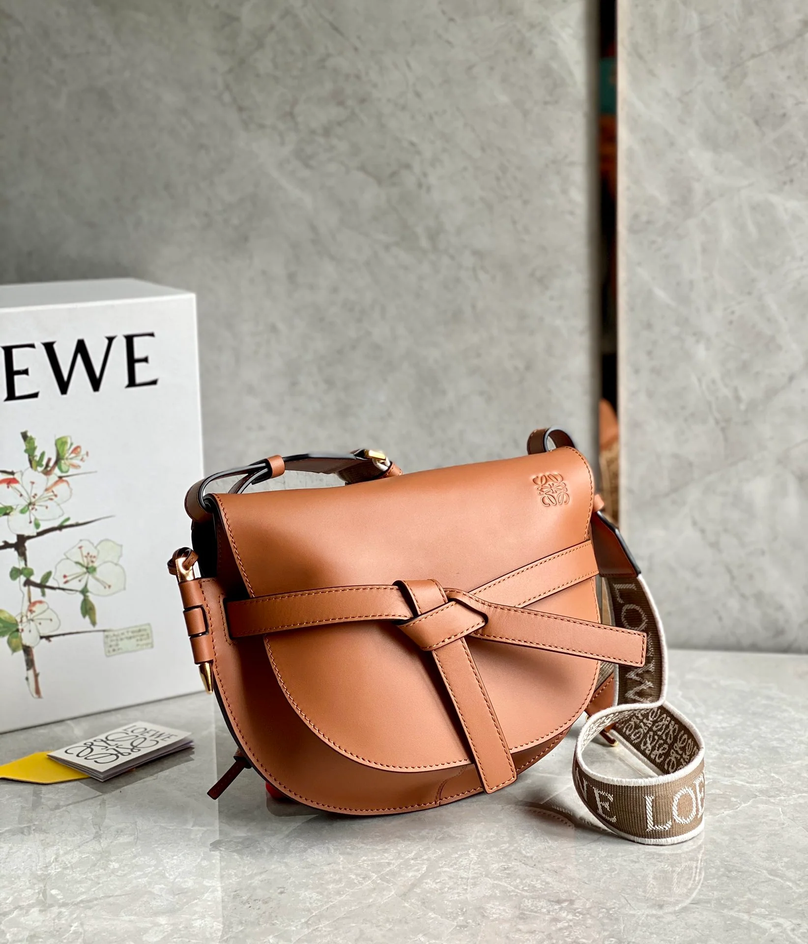 Ремешок для плеча Loewe Gate Small 20x19x11,5 см с надписью.