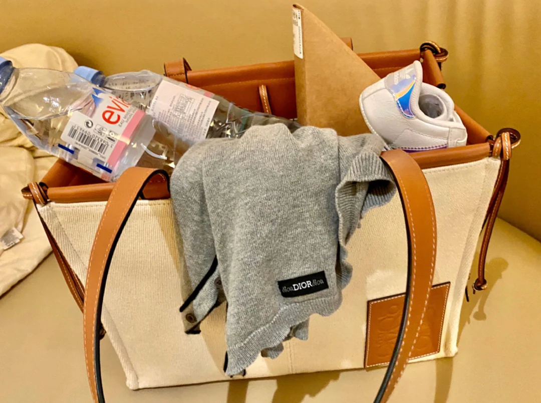 Сумка-тоут Loewe с подушкой — белая и коричневая кожа — изображение верхней части тела.