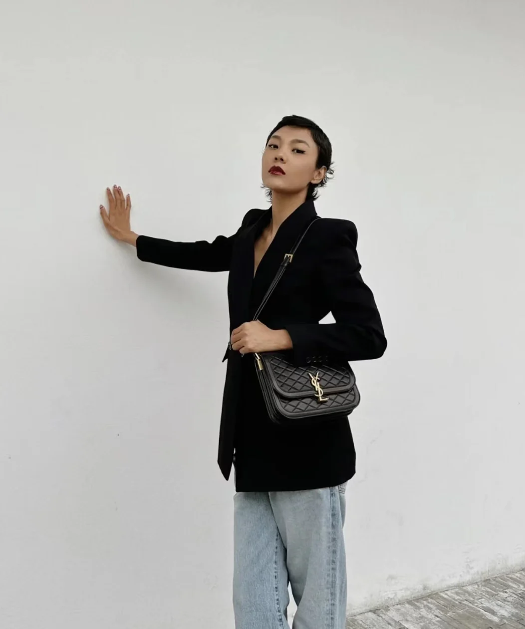 Сумка для тофу из чеканной овечьей кожи YSL Solferino - черная