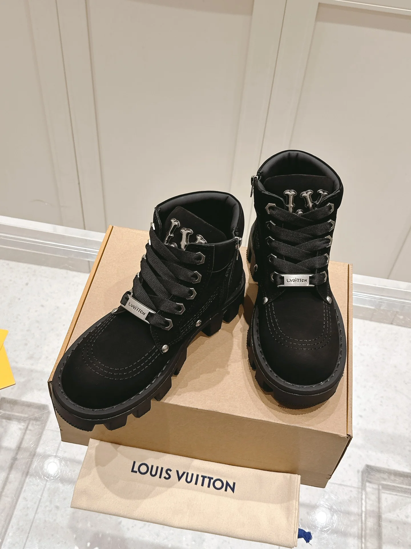 Ботинки Dr. Martens на платформе LV-2024 - черные