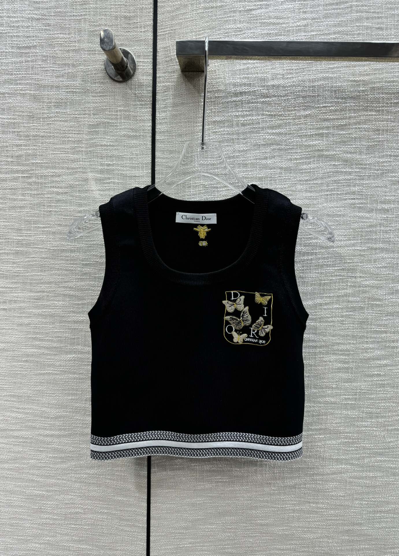 Вязаный жилет Dior 2403 с вышитой бабочкой и круглым вырезом - черный