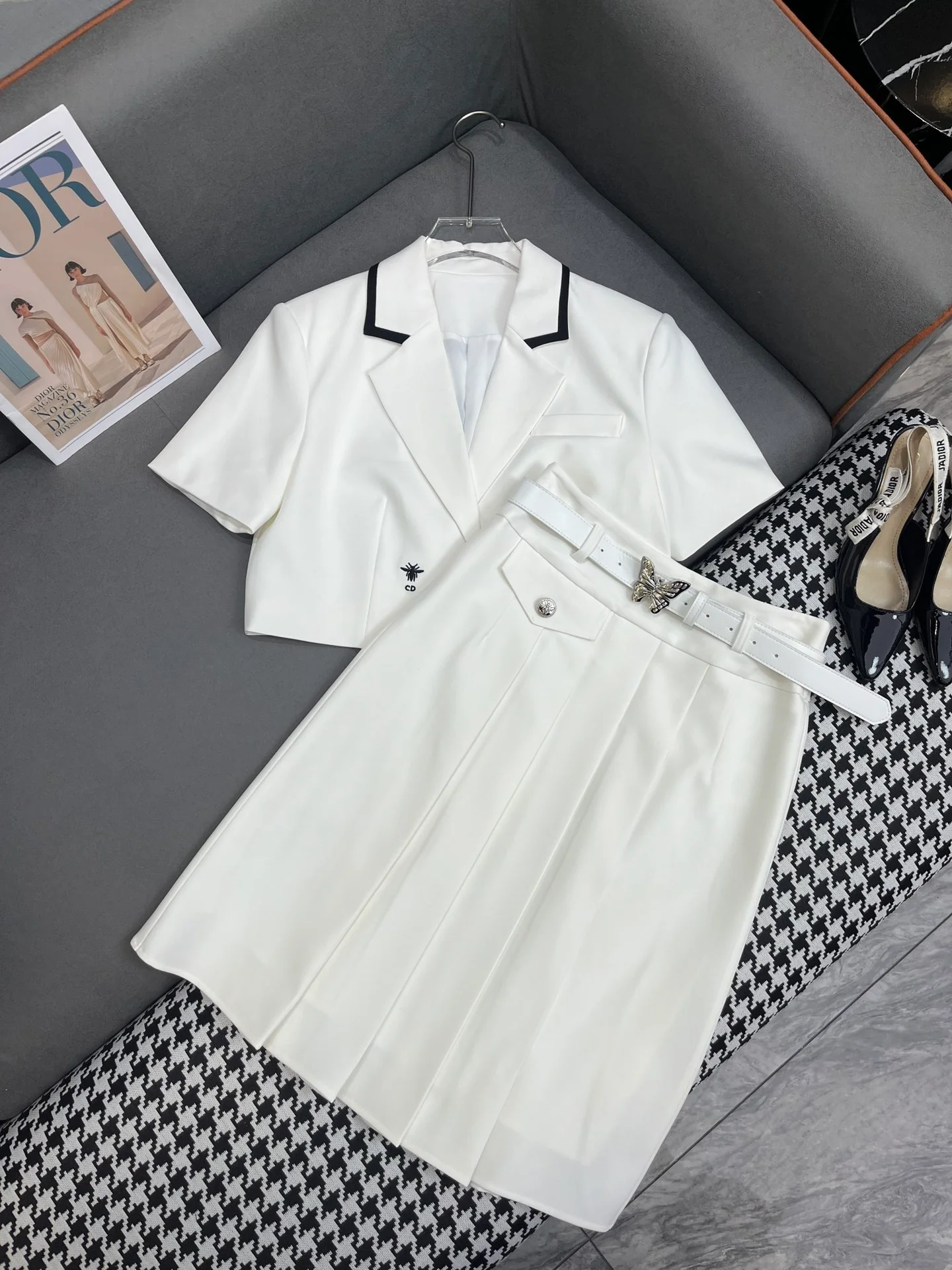 Комплект Dior 2403-24ss Летняя коллекция: блейзер с коротким рукавом и плиссированная юбка - белый