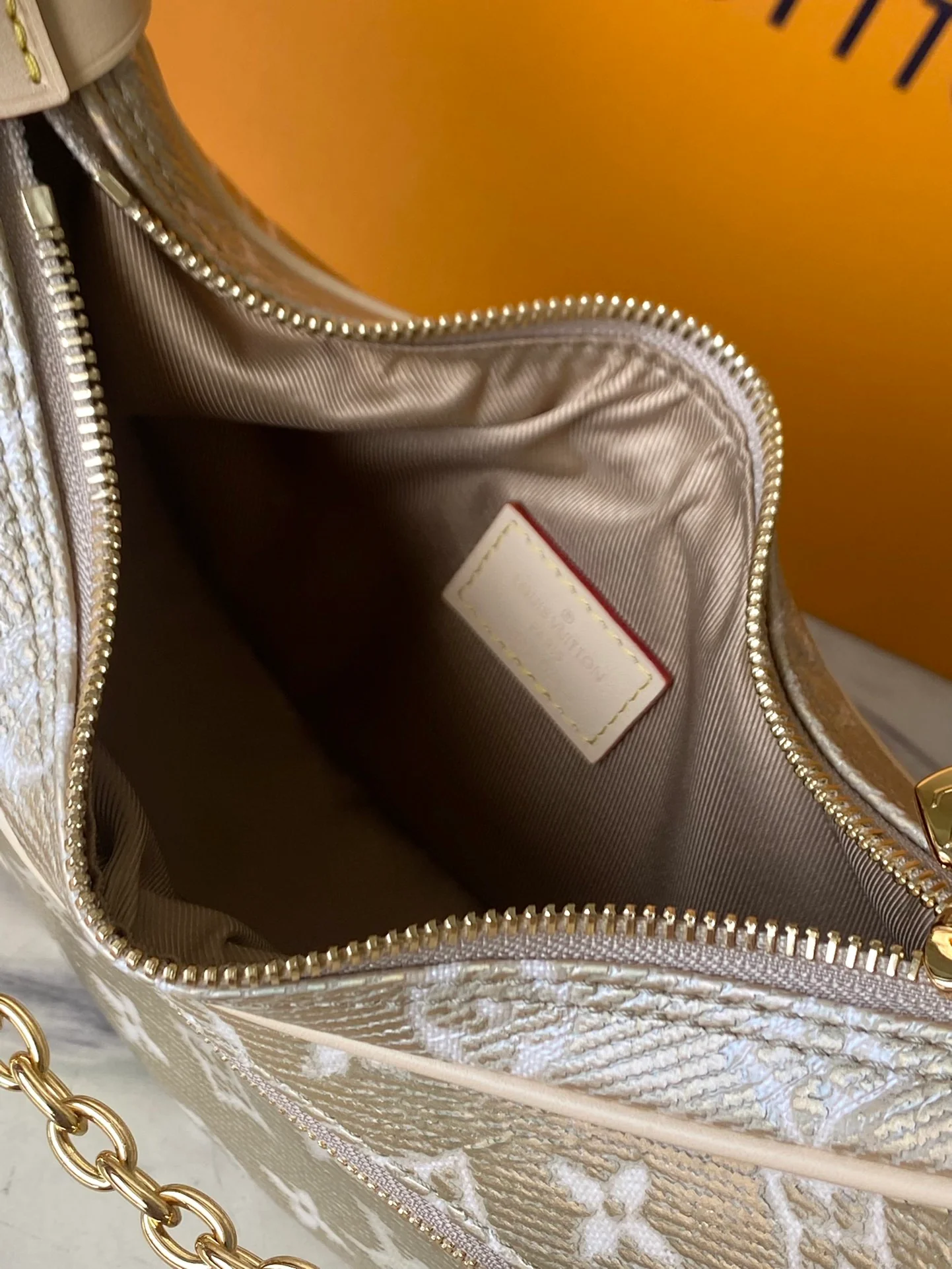 m22928-LV-loop baguette bag-gold-small