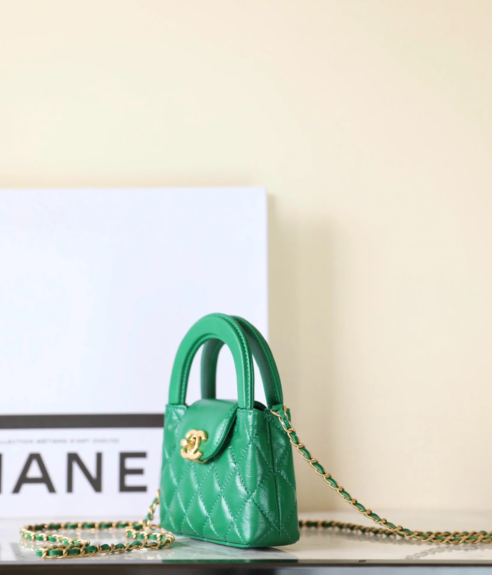 Мини-сумочка Chanel Kelly на цепочке - изумрудно-зеленая