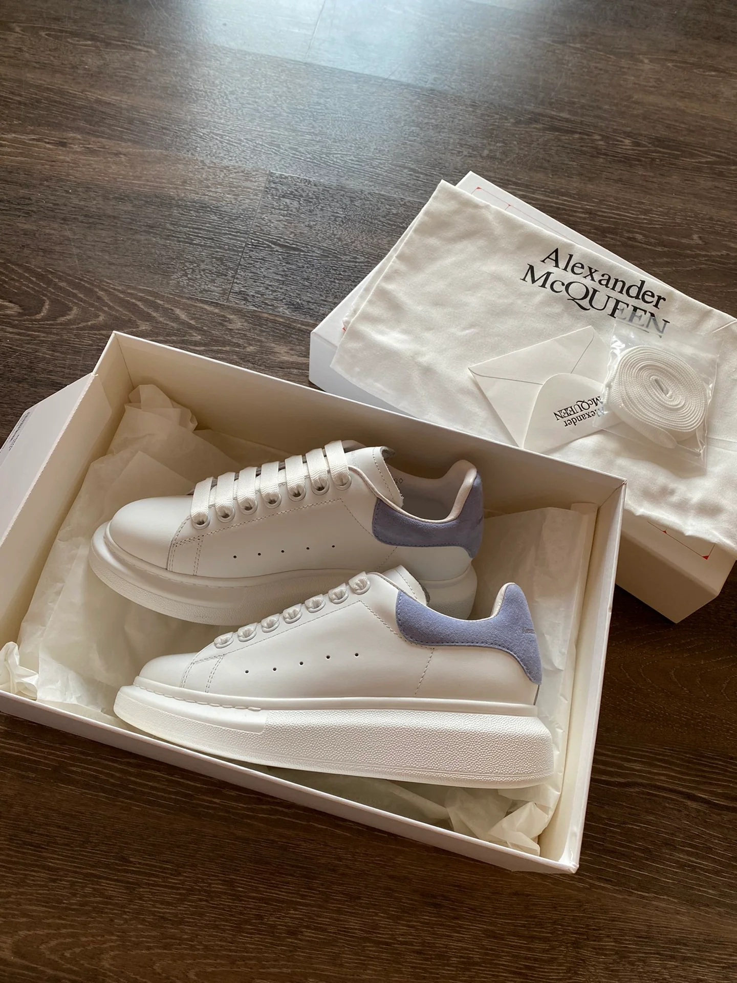 Классические белые кроссовки McQueen - замшевая подошва на каблуке - сине-фиолетовые