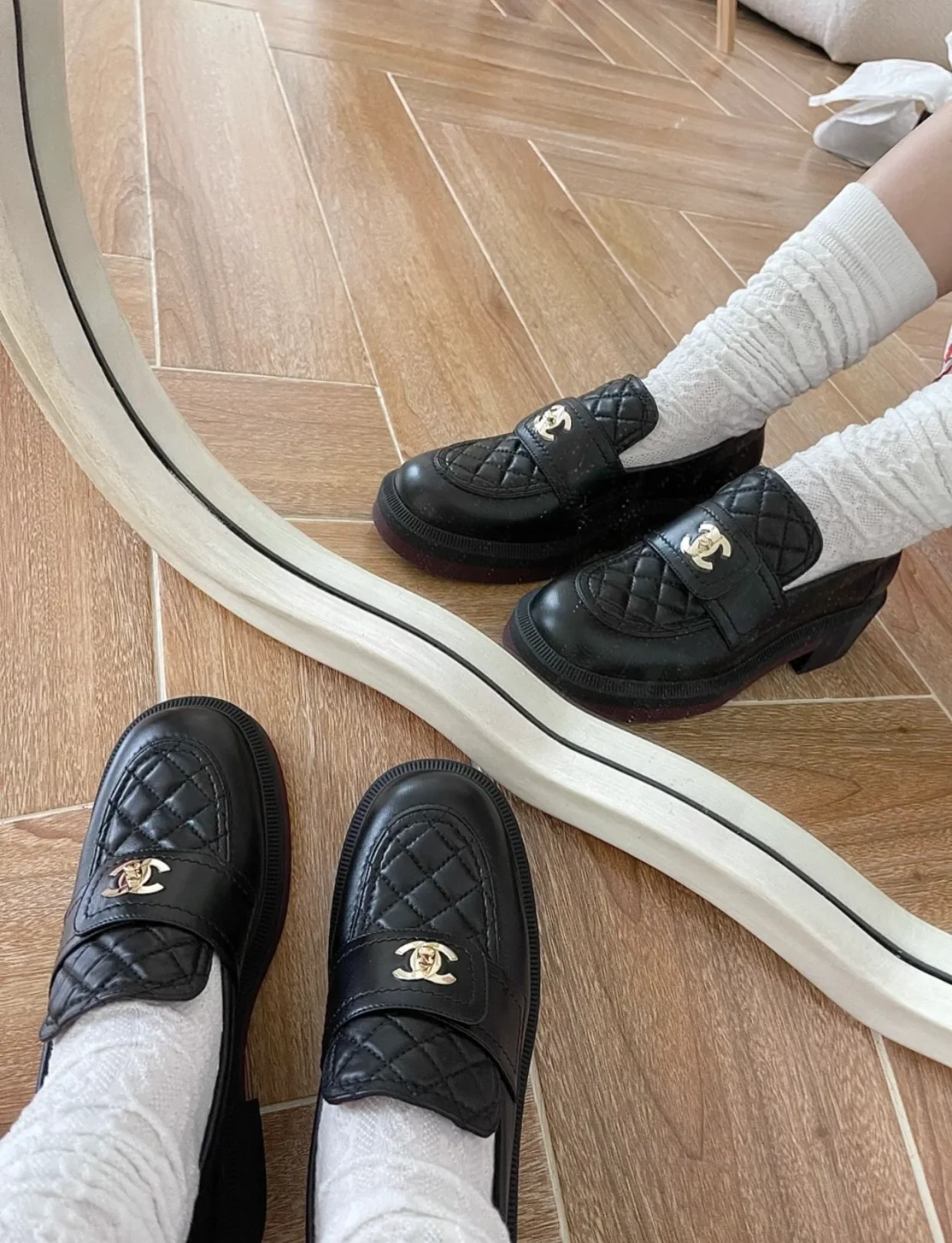 Черные лоферы на платформе от Chanel со стеганым узором — на фото в таком виде.