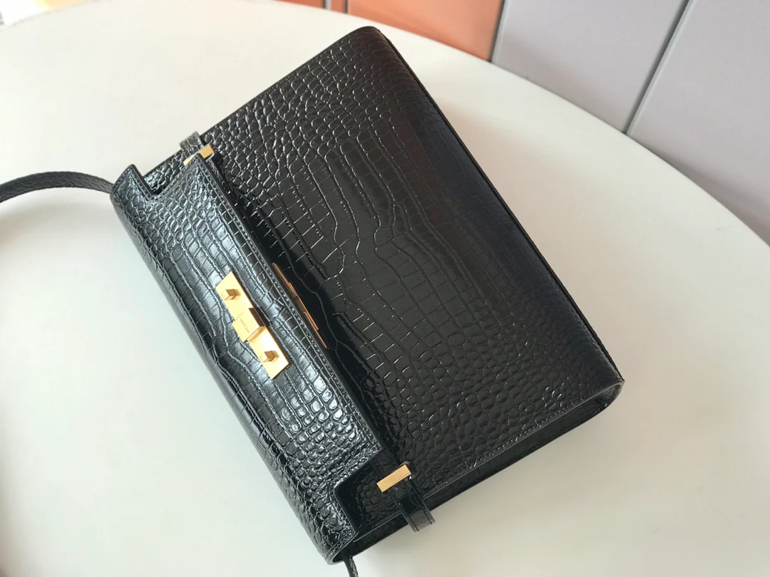 Сумка YSL Manhattan - фурнитура из золотистого материала с тиснением под крокодиловую кожу.